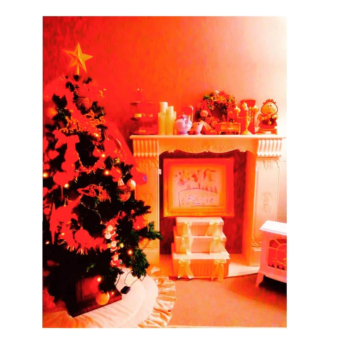 村山絢香のインスタグラム：「✼ ✻ ✻ Merry Xmas🎅💖🥰🎄 ✼ ✻ ・ ・ #ママの宝物 👧💓👧 #待望の2人姉妹👧💖👧 #日々愛しい☺️❤️👶 #天真爛漫な長女 ✨💕 #次女はどんな子になるかな？♡ #リトルママ ☺️💕 #お世話大好きっ娘✨🌸 #長女とそっくり☺️🌹 #元気いっぱい娘 💓 #楽しい 1日 #楽しそうな姿がママの幸せ ☺️🌸 #ママも思いきり楽しむ 😊💕 #毎日ママと走り回る  #天真爛漫 #お転婆娘 🐒💓 #ママライフ #enjoy  #気まぐれ日記 ♡ #育児日記」