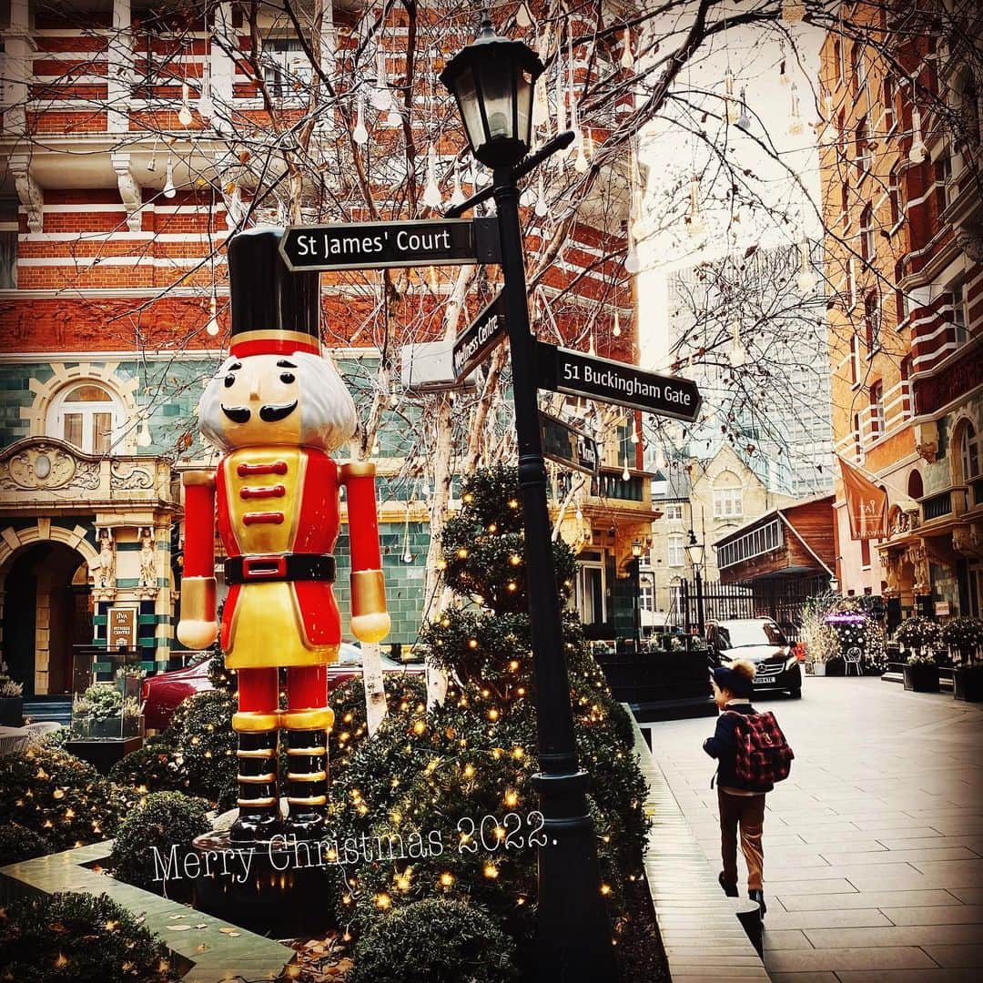KOKIAのインスタグラム：「Merry Christmas to you and all!! 日本のみなさんはひと足先にクリスマスですね。私はイブに奇跡の体調回復でクリスマスミラクルに感謝しながらのイブディナー作ってます。」