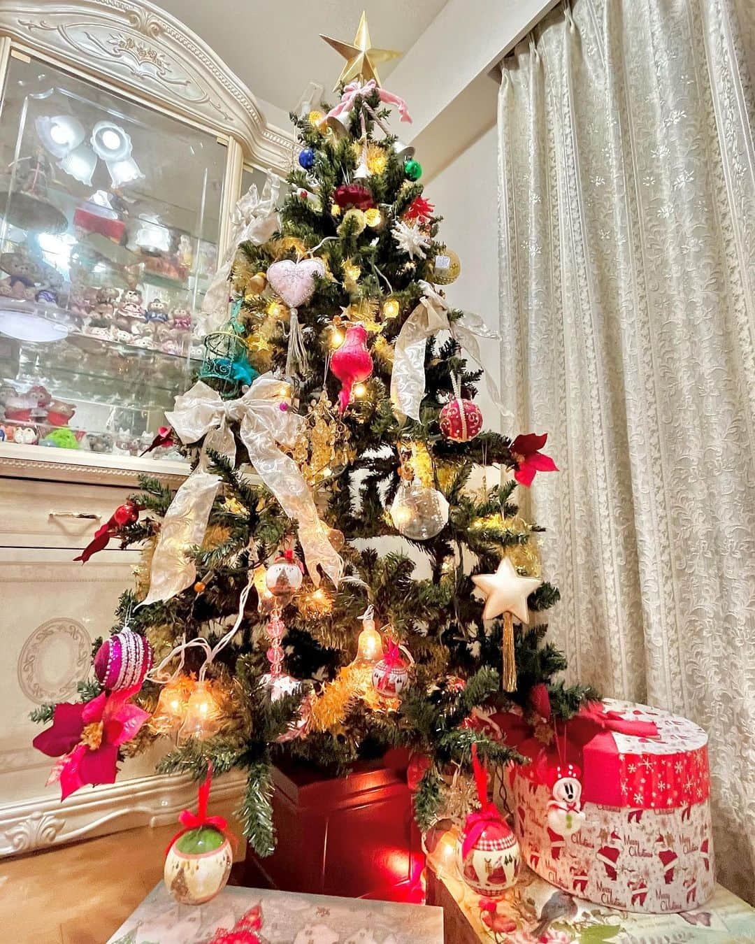 松谷彼哉のインスタグラム：「🎄メリークリスマス🎄  子供の頃、ツリー🎄を囲んでクラッカー🎉を鳴らしたのを思い出す。 クリスマスプレゼント、楽しみだったなぁ。  楽しいひとときを☺️  🌟彼哉🌟」