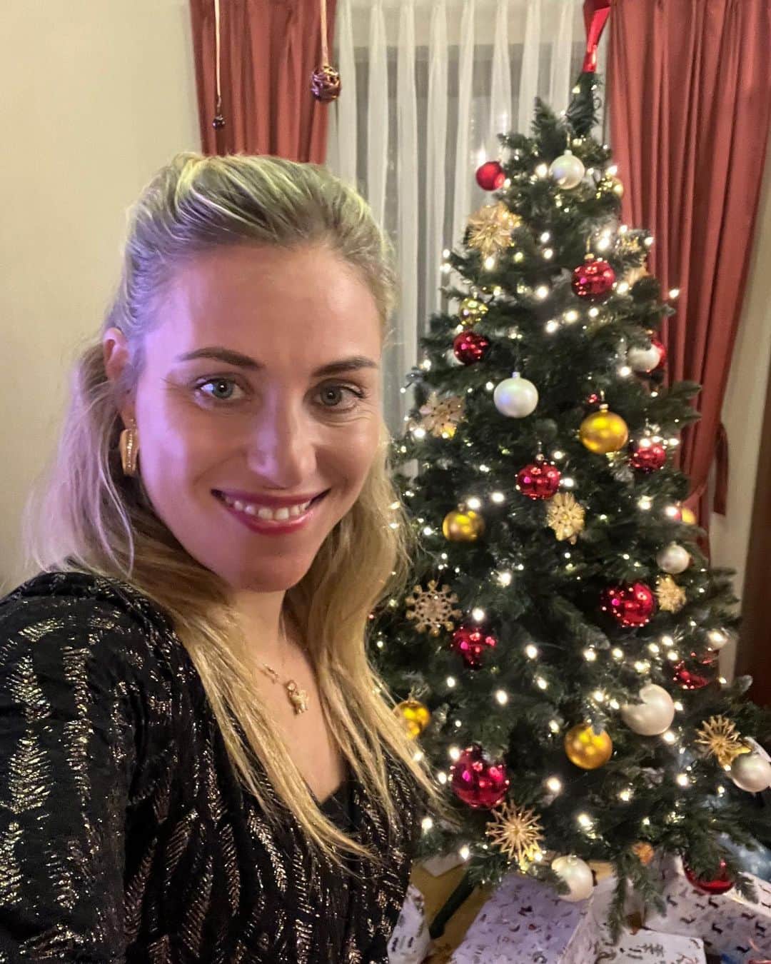 アンジェリーク・ケルバーのインスタグラム：「Merry Christmas 🎄🎁 ⭐️ from my family to yours ❤️」