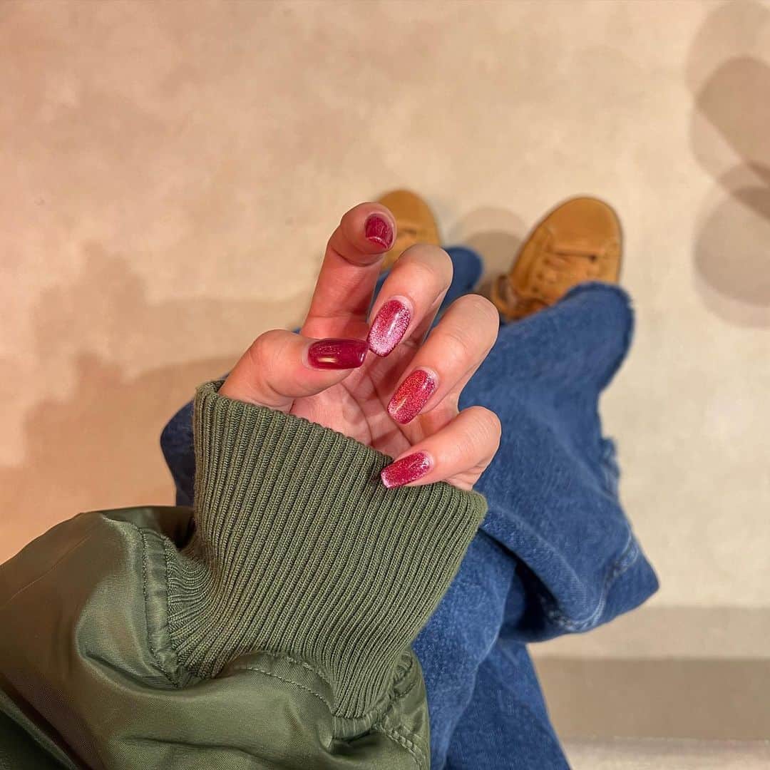 山下恵奈のインスタグラム：「先月と今月の💅 気づいたらクリスマスカラーやってた🎄  #えなめるネイル」
