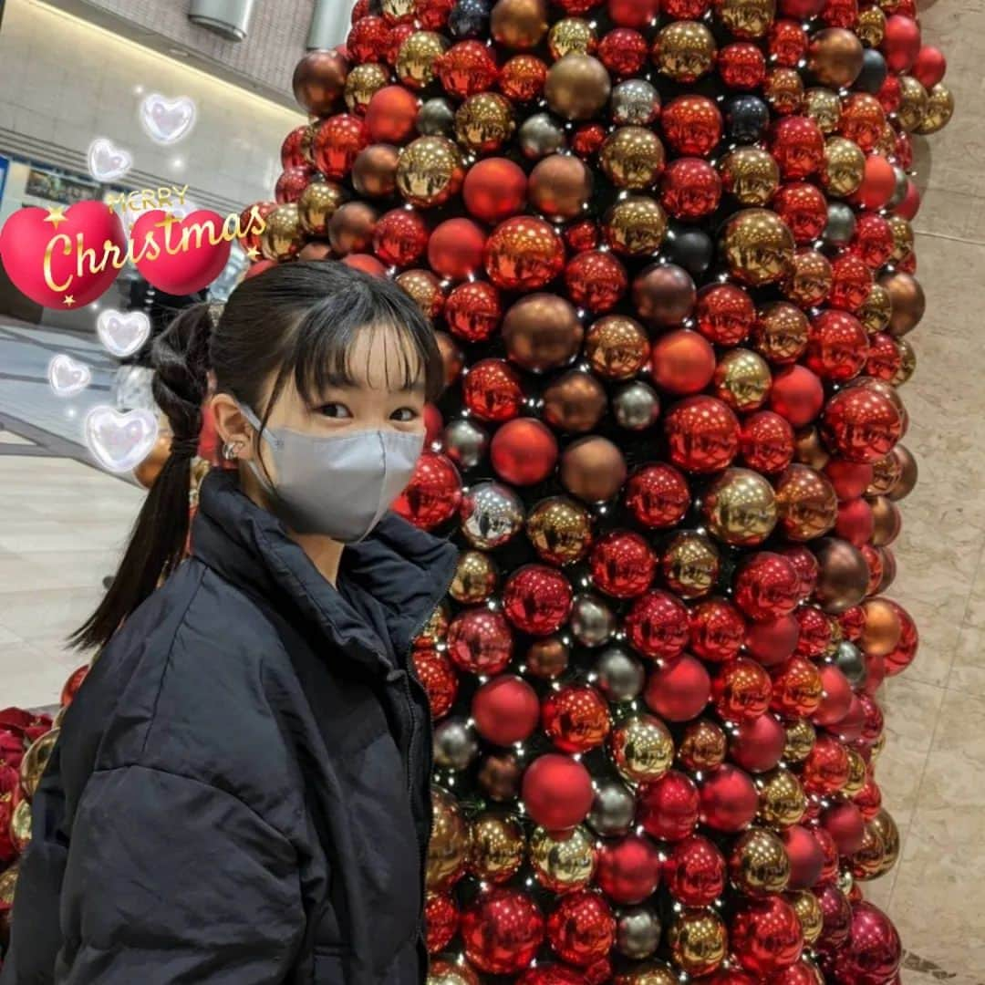 清水香帆のインスタグラム：「今日はクリスマスイブですね🎄 私は母とお出かけしました🫶🏻 クリスマスツリー綺麗だったな〜🥰💕 #クリスマスイブ #清水香帆」