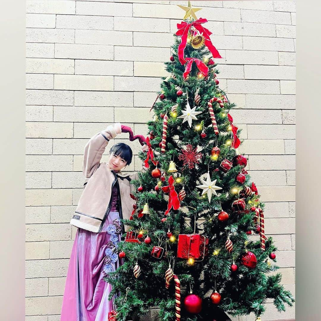 花田優里音さんのインスタグラム写真 - (花田優里音Instagram)「Merry Christmas🎄🎁🎅 寒い寒いクリスマスになりましたね❄️ 私は最近とてもバタバタしていますが これからのことに向けて頑張っていますよ💪 あたたかくして 素敵なクリスマスを過ごしてくださいね！ . #HappyMerryXmas #クリスマス🎅  #今年は家のツリー飾らなかった  #コンクール会場の大きなツリーと撮った  #寒すぎて指が動かないよ #手を温めても鍵盤が冷たい  #ピアノあるある  #ケーキを買ったから　 #こけないようにゆっくり気をつけて帰るよ  #絶対誰にもぶつからずに帰るよ  #毎日毎日寒いけど #元気に過ごしてね」12月24日 19時21分 - yurine_hanada