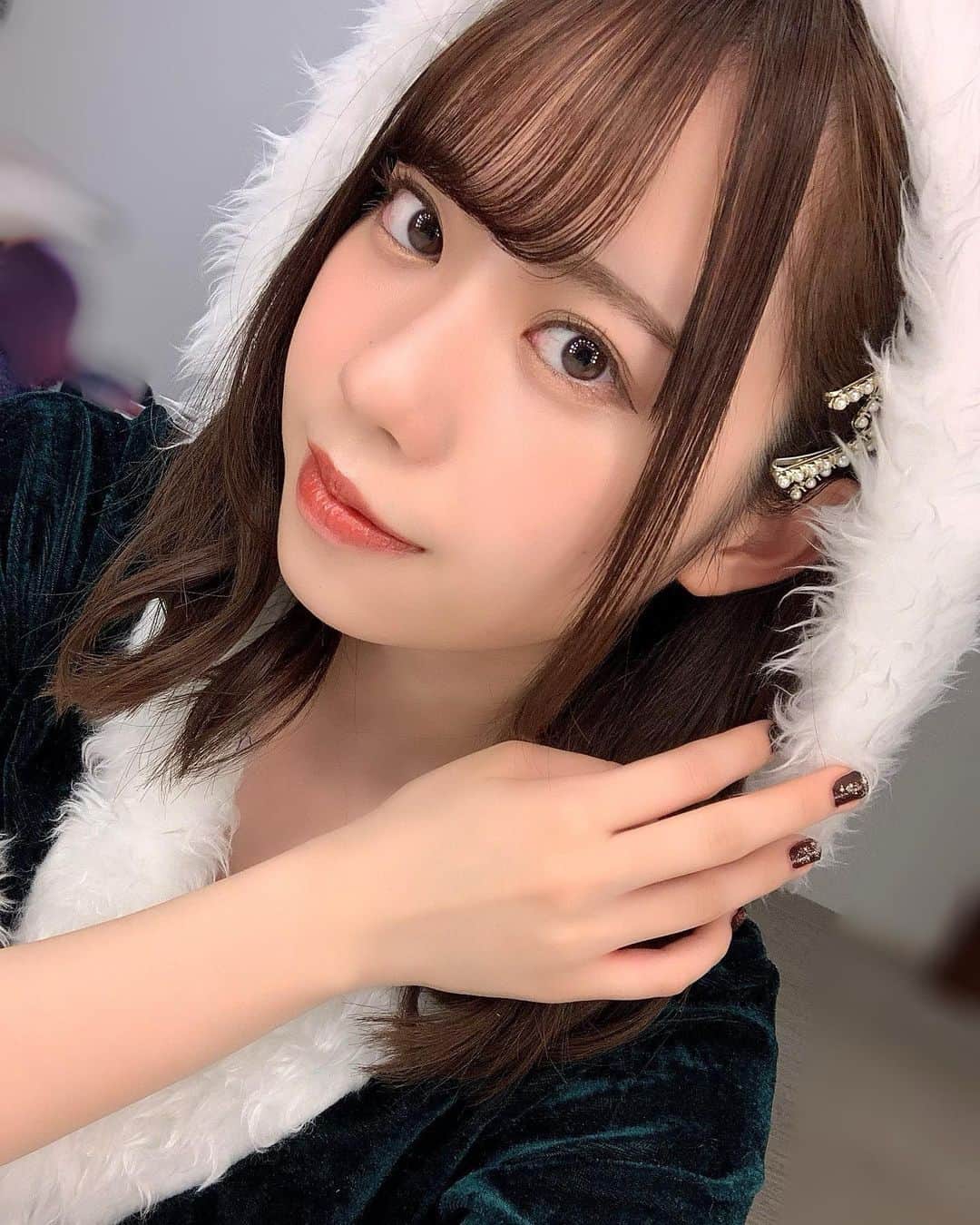 のインスタグラム：「♪  🎄クリスマスイブ🎄  実はみどり色です🙌🏻 髪もふわふわにしてもらいました！ Apollo Bay ファンクラブのブロマイド、是非見てみてくださいね📸 私は34と35のお写真が特にお気に入りです😌  #クリスマス #クリスマスイブ #christmaseve #xmaseve #サンタコスプレ 🎄🎅🎄」
