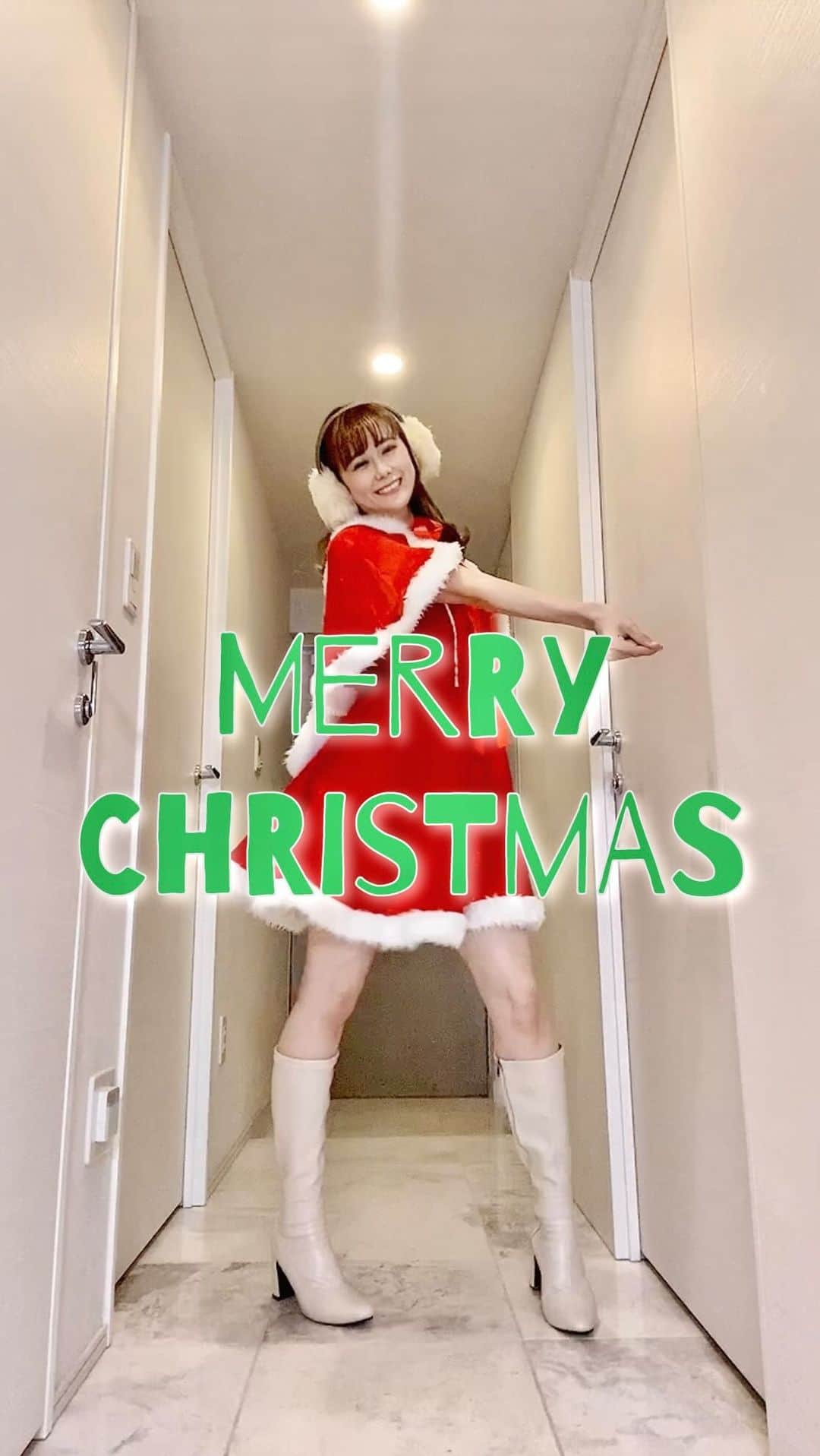 のインスタグラム：「気付けばパジャマでクリスマスイヴでした😂 クリスマスだから空けとこう〜って思ってたら、すっかり予定を立てず🤭なので、サンタクロースになって動画でハッピーをお届けしようと思います🧑‍🎄✨✨ 少しクリスマスを感じてくれたかな🤗？ 夜はケーキでも作りながら配信しよかな✨✨  明日もAttackのダンス練習終わり、お家直行です🥹 流石にお家で何かしたいなぁ♪  皆のクリスマスの予定はビッシリですか❓  #クリスマスプレゼント #merrychristmas #クリスマス #サンタクロース #サンタコス #プレゼント #笑顔が人を幸せにする #サンタさん 来て欲しい🥹 #reelsinstagram  #원스  #데일리패션 #reelsvideos  #japanesegirl #japan #japanese #fyp  #ダンス #dance #kpop #kpopdance #ダンサー  #ダイエット #笑顔が一番  #ダンス動画 #love #me  #japanesefashion #model #fashion  #reelschallenge」