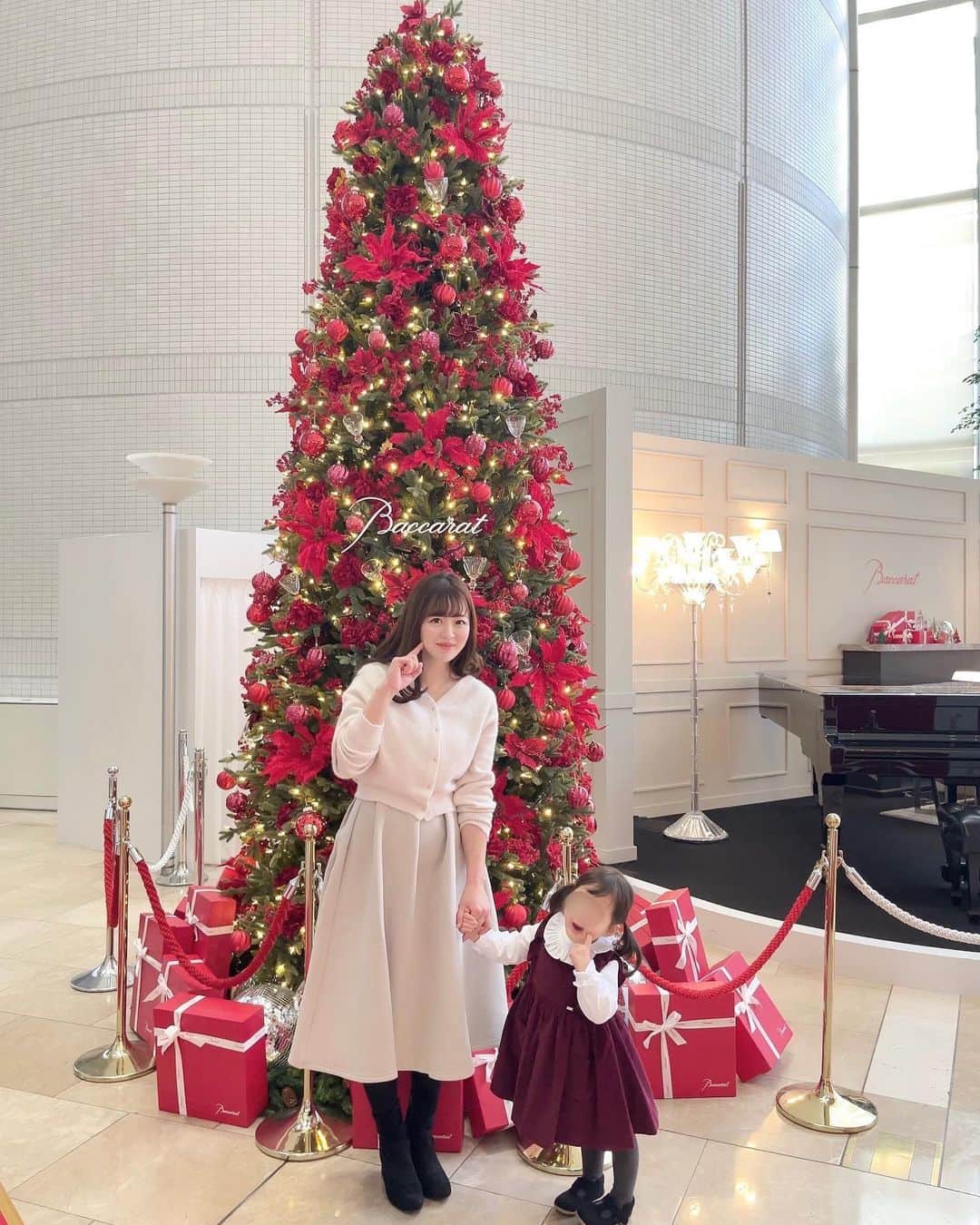 めぇたんのインスタグラム：「クリスマスイヴ🎄💫 . サンタさんからのプレゼントを とってもとっても楽しみにして眠った長女。 来るといいねぇ🎅🏻🎁 (実はサンタさんの方が喜ぶ姿を見れるのが 楽しみだったりする…🥰💓) . #クリスマス #サンタさん #クリスマスツリー #snidel #スナイデル #サンサカエプチ #3歳1ヶ月 #女の子ママ #女の子ベビー」