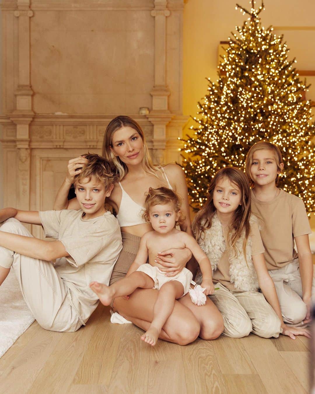 エレナ・ペルミノヴァのインスタグラム：「Merry Christmas from my family to you 🎄 With love 🤎  Pics by @krissnegireva」