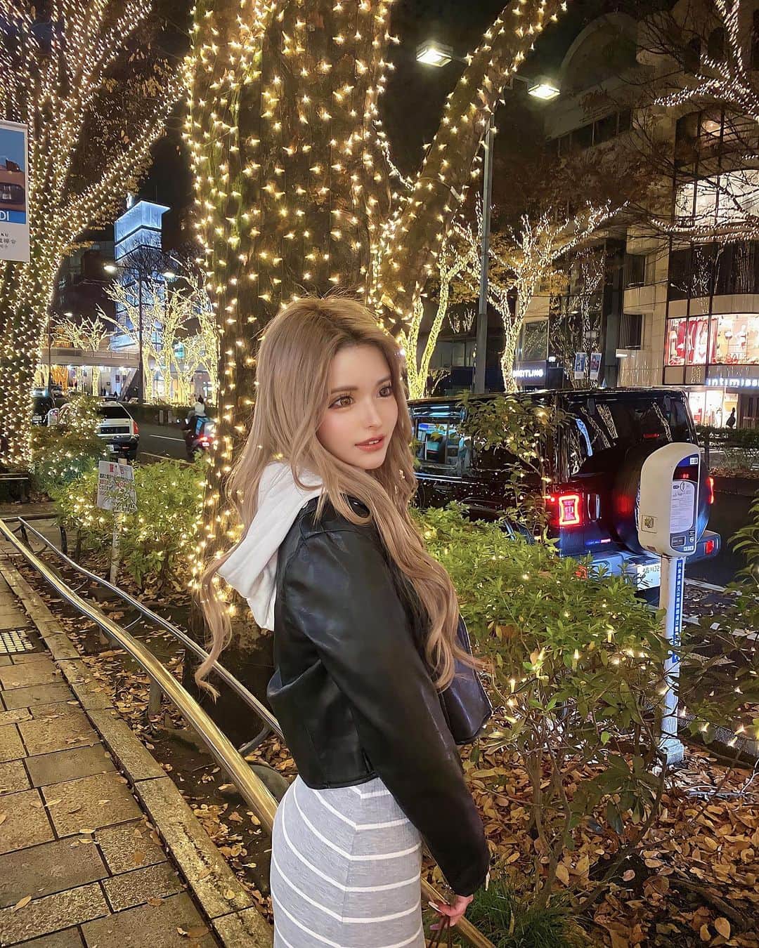 アンジェリカのインスタグラム：「𝐌𝐞𝐫𝐫𝐲 𝐂𝐡𝐫𝐢𝐬𝐭𝐦𝐚𝐬 𝐄𝐯𝐞 ❤️🎄.* ━━━━━━━━━━━━━━━ イルミで街中がkirakiraしてるの 嬉しいよねｯ💕💕🥳 夏もkirakiraさせといて👍🏻☝🏻👨🏼‍🚀  あーでもそしたら特別感なくなるかぁ。🤔  hair @kouki_95_1107 🥳🥳 ━━━━━━━━━━━━━━━」