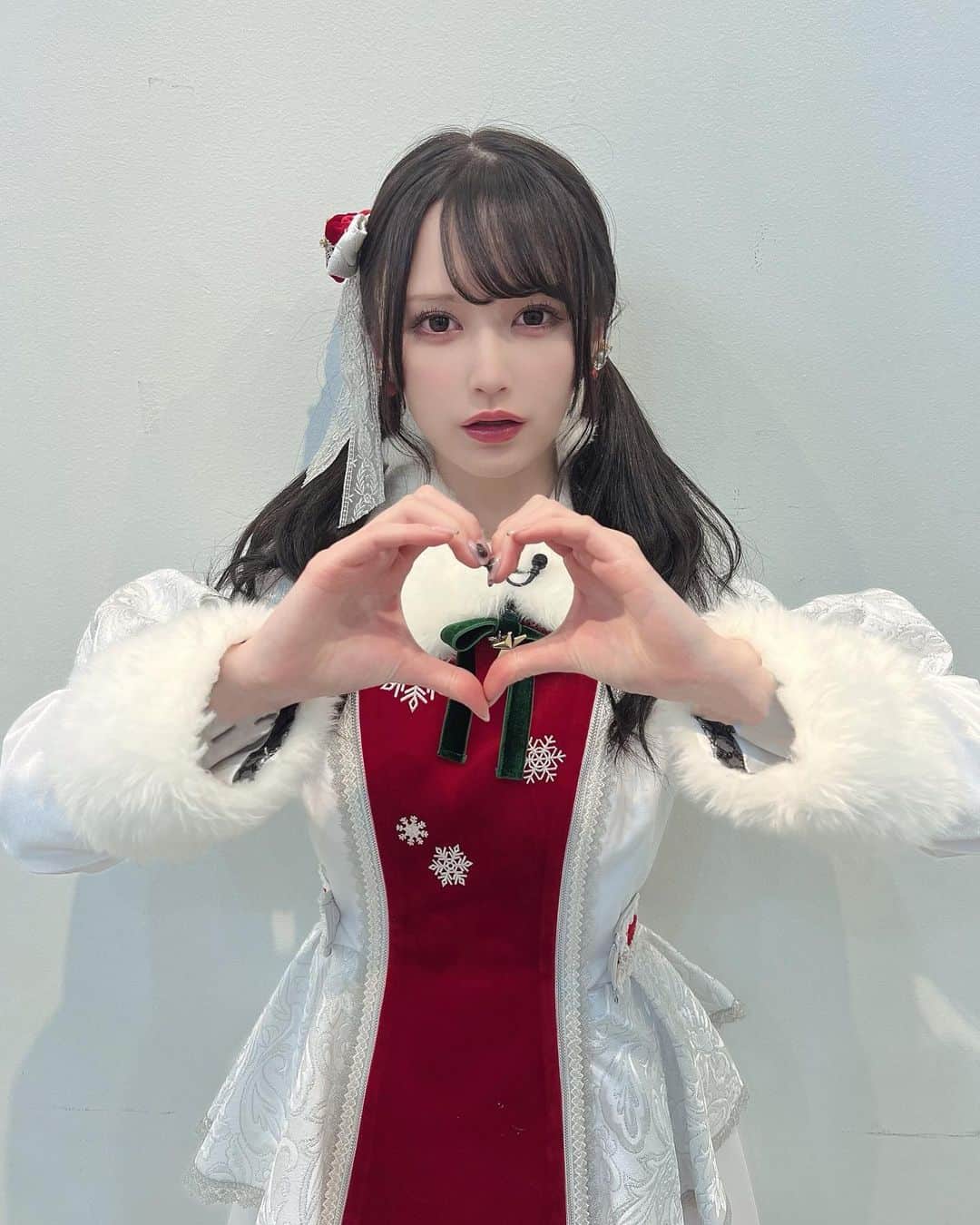 山本望叶のインスタグラム：「𝑀𝑒𝑟𝑟𝑦 𝐶ℎ𝑟𝑖𝑠𝑡𝑚𝑎𝑠.....♡  #クリスマス #xmas #christmas #サンタコス #ツインテール」