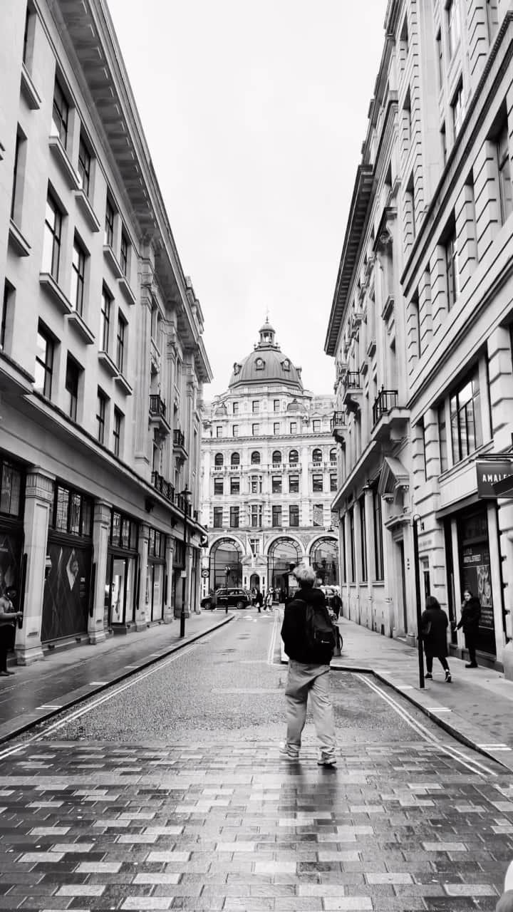 MiChiのインスタグラム：「My morning routine,  a quiet moment by myself before the tourists arrive🤍   朝の散歩☕️ どの国にいても欠かせない習慣🙌  P.S Happy Christmas Eve🎄✨ #london#morningwalks#metime#towerbridge#uk#🇬🇧」