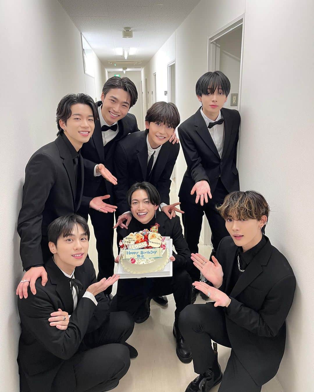 君の花になるのインスタグラム：「#君の花になる "Thank You 8LOOMY"FAN MEETING 4日目ありがとうございました🎅🎄✨  みんなで綱くんバースデー＆メリクリイブパーティ最高でした🥳🎉  #高橋文哉 #宮世琉弥 #綱啓永 #八村倫太郎 #森愁斗 #NOA #山下幸輝 #ブルーム」