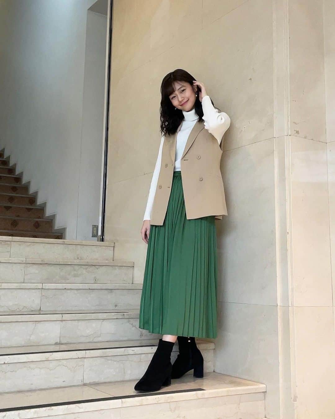 杉浦みずきのインスタグラム：「. 12月のモニフラ東京インフォメーションの衣装🎄  1枚目 ベスト　@karlparklane スカート　　@its_international_official_  2枚目 @karlparklane  3枚目ニット　@brahmin_fsf ジャンパースカート@la_boutique_bonbon_official  4枚目 @la_boutique_bonbon_official  5枚目 ニット　@birthdayroom_official ワンピース　@idem__official  6枚目ブラウス @_vacancy_official  7枚目 ニット＋スカート→@duras_official  8枚目 スカート　@m_maglie_le_cassetto_official」