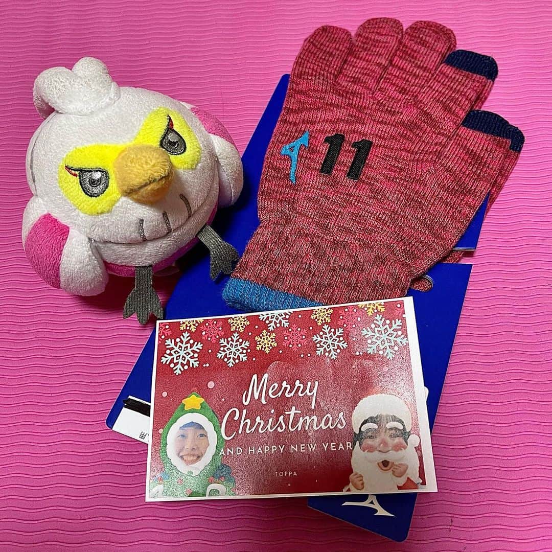 荒谷栞のインスタグラム：「・ マネージャーのあやかさんとはるかさんからクリスマスに練習で使う手袋をプレゼントしてもらいました🎁✨ ありがとうございます♡ #ヴィクトリーナ姫路#クリスマスプレゼント#手袋#ミズノ#お揃い」