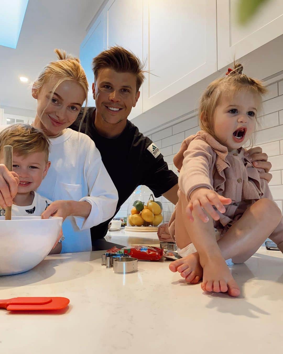 リアノン・ランゲラック（ミッチェル・ランゲラックの妻）のインスタグラム：「Merry Christmas everyone 😘❤️ Baking cookies for Santa 🎅🏼」