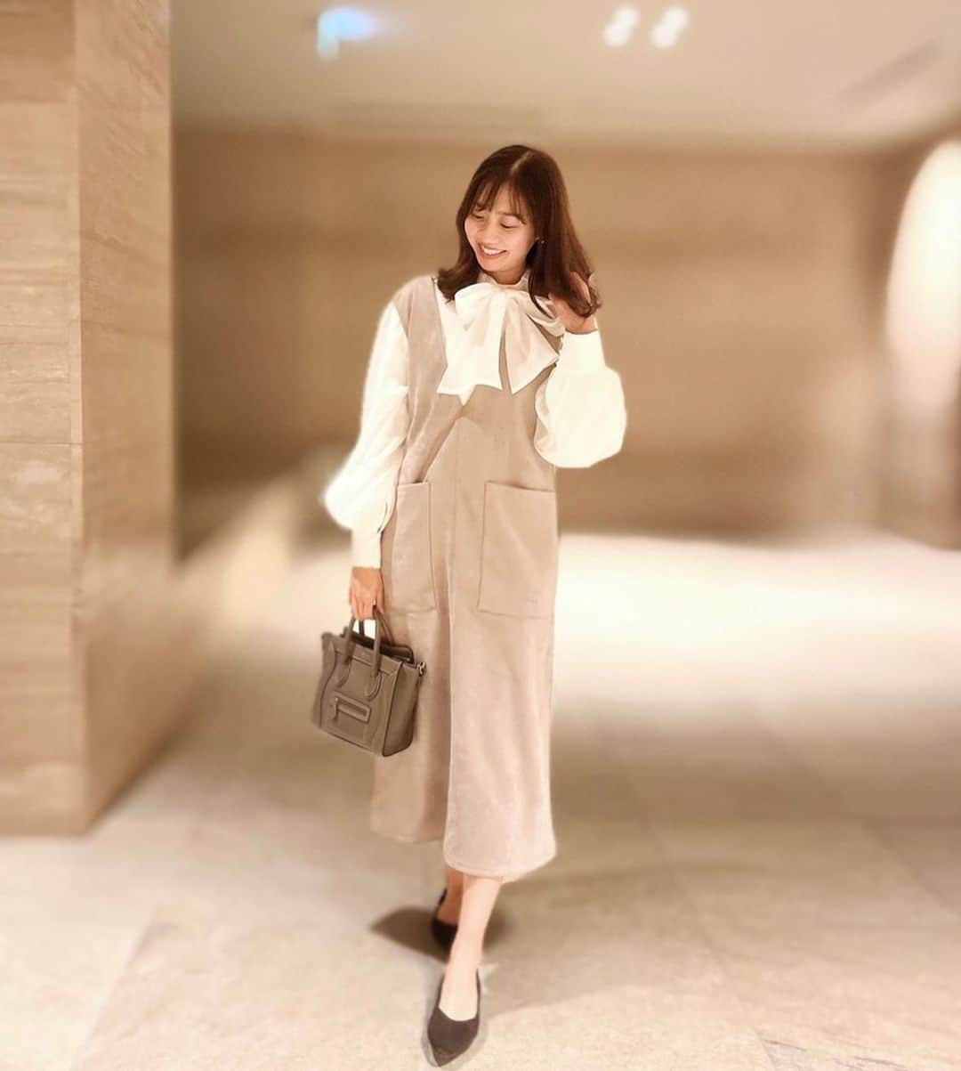 青山美沙子さんのインスタグラム写真 - (青山美沙子Instagram)「coordinate🥞🐝 ⁡ ⁡ ⁡ tops・・ @bitnabi.official  dress・・ @kuih_store  bag・・　@celine  ⁡ ⁡ ⁡ ⁡ 全く引っ込む気配のない産後の私のお腹😇 ⁡ kuihのジャンスカが色んな意味で(お腹隠しも含め)優秀すぎたので色違いも❤︎ ⁡ ⁡ ⁡ やっぱりベージュ系の服が好きなので、今回は前回よりも少し色味の濃いモカに☺︎ ⁡ ⁡ リボンブラウスとの相性も抜群！ ⁡ ⁡ ⁡ ⁡ ⁡ ちなみにこのジャンスカ、柔らかくて肌触りが気持ちよくて、気付くとスリスリしてしまう♡ 自宅でお手入れもできるのもオススメ☺︎ ⁡ ⁡ ⁡ ⁡ kuih @kuih_store  スエードジャンスカ　(モカ) ¥6,600 ⁡ ______________________________________ ⁡ kuih @kuih_store ⁡ 26日まで20%オフクーポン出てるのでお早めに❤︎ ⁡ (kuihサイトの右下にあるチャットボタンに簡単な合言葉を入力すると、20%OFFクリスマスクーポンが取得できます) ⁡ ⁡ ______________________________________ ⁡ ⁡ ⁡ #クイ#kuih #kuihst #kuihスト #大人シンプルコーデ#骨格ナチュラル#アクティブキュート#アクキュ#イエベ春#165cm#165cmコーデ#ママコーデ#産後の体型#ジャンスカコーデ#ベージュコーデ#リボンブラウス#リボンブラウスコーデ#セリーヌラゲージナノ#bitnabi#ビンナビ#授乳服#授乳ブラウス」12月24日 19時51分 - misa1120mh