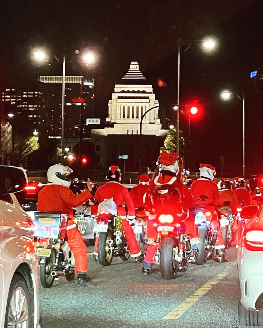現代洋子のインスタグラム：「メリークリスマス*↟⍋*↟ 国会議事堂の前にサンタの集団が。   #クリスマス  #メリークリスマス  #サンタコスプレ  #サンタクロース  #国会議事堂  #クリスマスイブ」