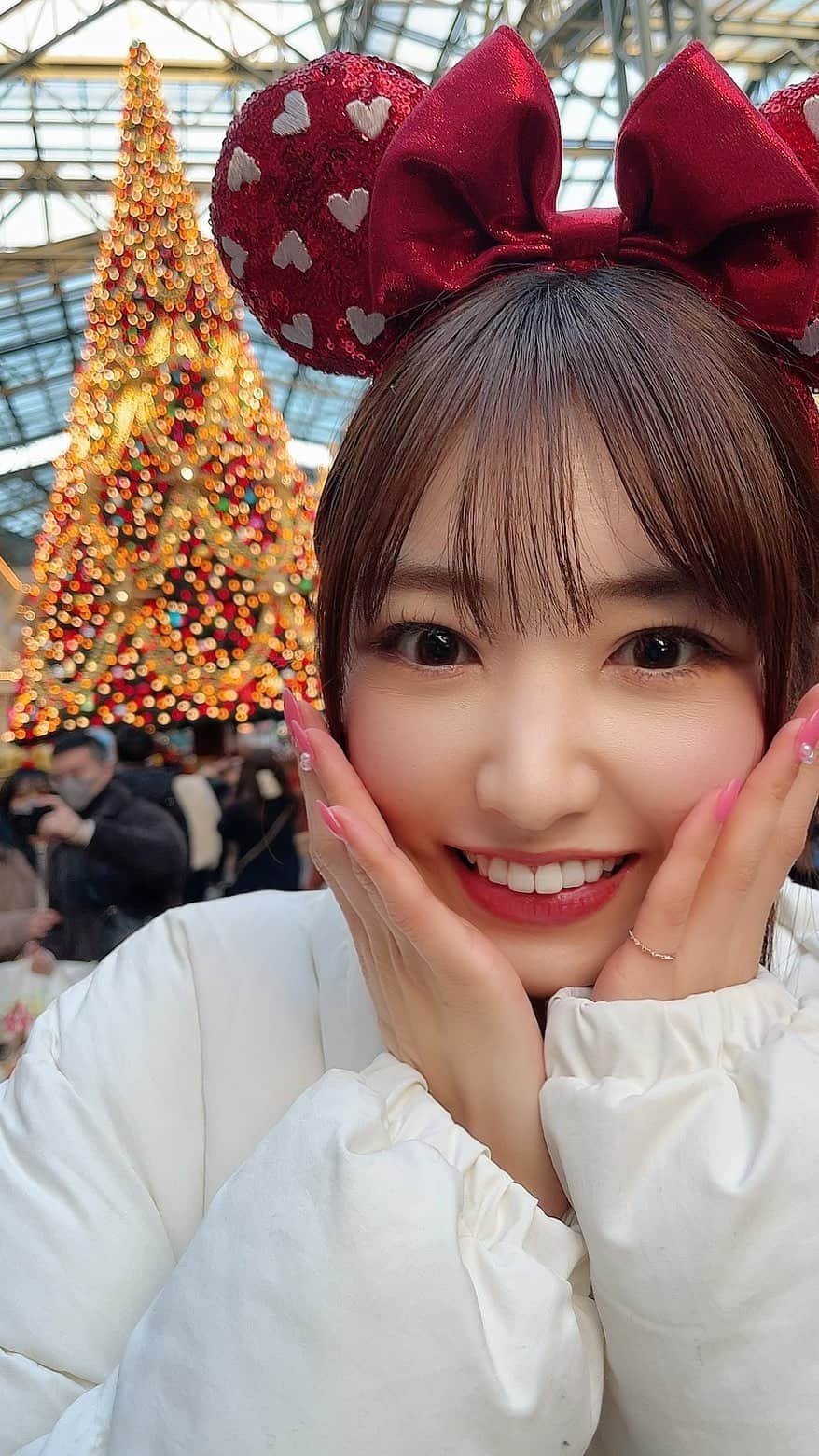 美音咲月のインスタグラム：「夢の国 クリスマスデートしよ…？🏰💗 ・ ・ ・ #tiktok #クリスマス #christmas  #merrychristmas #ディズニー #ディズニーランド #クリスマスディズニー #ディズニーカチューシャ #カチューシャ #デート #デート感 #美輪咲月」