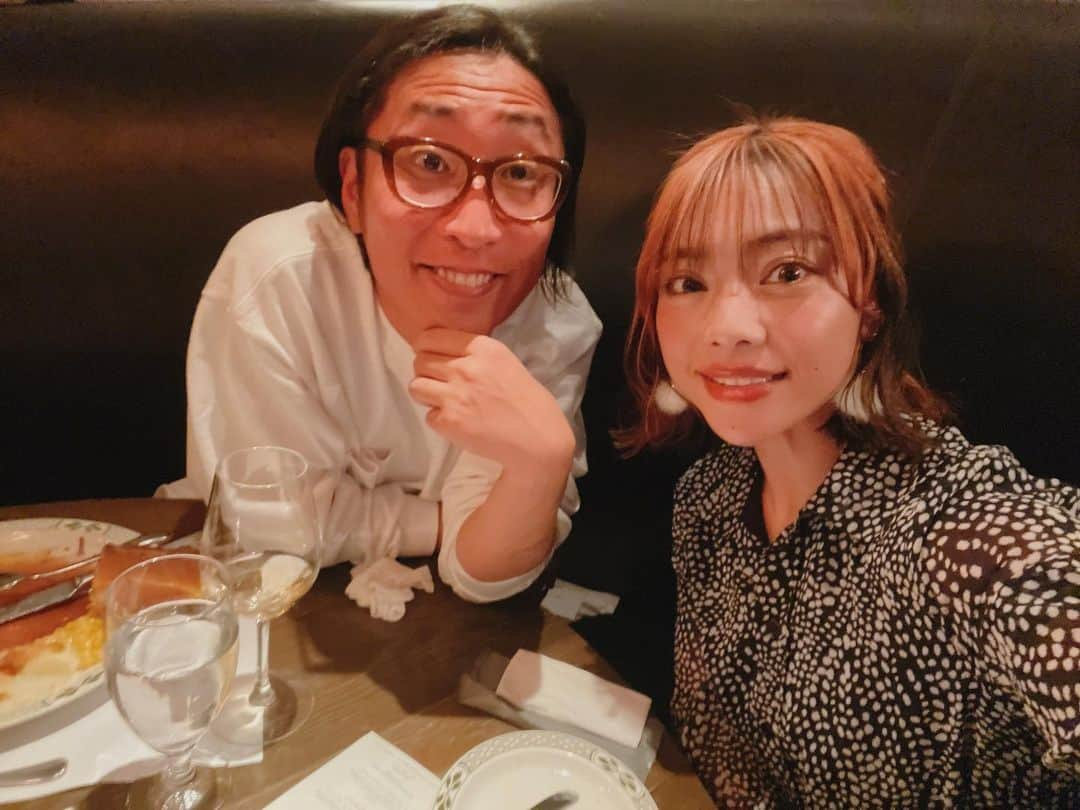 石川あんなのインスタグラム：「メリクリイブ🎄🎅🍽  結婚して初めてのクリスマスを迎えました！ 付き合ってる頃から恒例のクリスマスローリーズ🥩  今年も楽しくて美味しい♡ 途中全くクリスマス関係なく後輩のネタを考えだすゆうたくん🥈  来年も行けたらいいなー🌹  #クリスマス #xmas #クリスマスディナー #lawrys #lawrystheprimerib #恵比寿ガーデンプレイス #ゆってぃ #嫁ってぃ #新婚 #夫婦生活 #🎅」