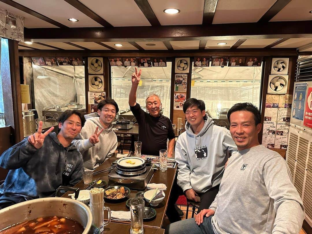 桂依央利さんのインスタグラム写真 - (桂依央利Instagram)「福田さん、阿部さん、石川さんと食事しました！久しぶりにみんなで集まっていろいろ話できてめっちゃたのしかったです！  福田さんはキャッチャーの先輩として、プロの厳しさをいろいろおしえてくれました🤲🏻 阿部さん・石川さんとは自主トレも一緒に やってもらい勉強になることが多く、石川さんは柔整の学校にもいっているので体の勉強もされていて、感覚だけではない体の使い方やトレーニングの仕方など、ぼくが知らないことを本当にいろいろ教えていただき勉強になることばかりでした✏️  ぼくも来年からはコーチの仕事もあるので、選手をしっかり見て一緒にやっていけたらなとおもいます！ 来年からはみんなバラバラになりますが応援よろしくお願いします！ 特に日立製作所の応援をお願いします！🎊  #福田永将 #阿部寿樹  #石川駿 #桂依央利  #中日ドラゴンズ  #楽天ゴールデンイーグルス  #日立製作所  #日立製作所野球部  #社会人野球  #カラカラ  #ありがとうございました」12月24日 20時46分 - katsuraiori68