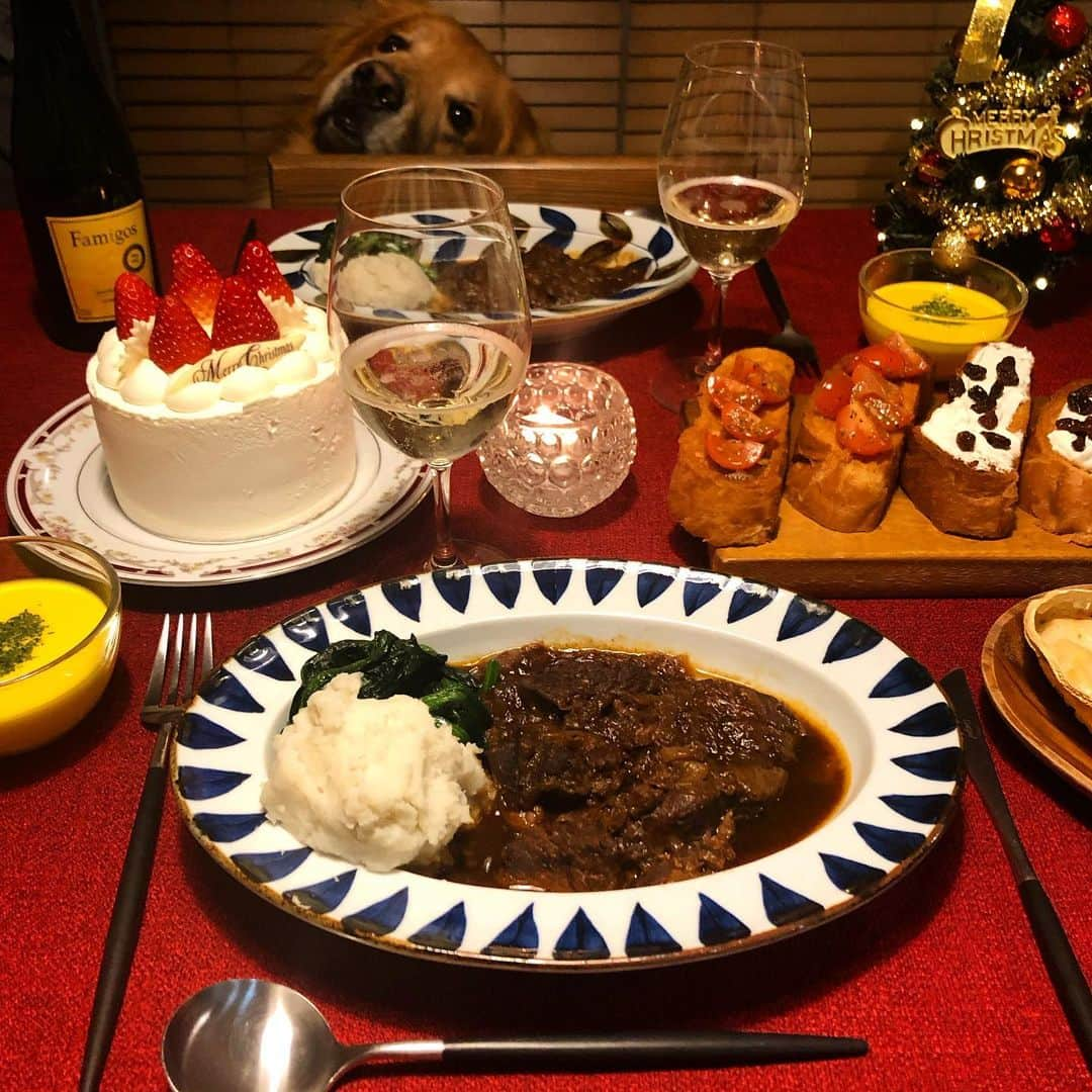 仲谷亜希子のインスタグラム：「今年も無事にイヴを迎えました🎄 牛肉の赤ワイン煮を作る直前に圧力鍋のネジが行方不明でテンション下がってたんだけど、パパの必死の捜索活動の末に見つかり一安心。 明日のクリスマスは仕事納めだー✊🏻 #クリスマスディナー #christmas #christmasdinner #familydinner」