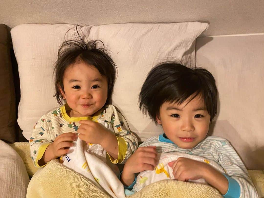 のインスタグラム：「. サンタさんを待つ息子たちが 可愛いすぎて泣ける…😭❤️ （母ちゃん急いで帰宅中） メリークリスマス🎄 . #男の子ママ #男の子ママと繋がりたい  #イヤイヤ期　#メリークリスマス」