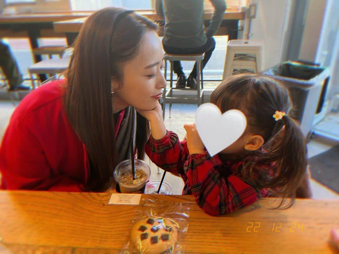 近藤千尋のインスタグラム：「メリークリスマスイヴ🎄🎅❤️ クリスマスだから赤いコートを 引っ張り出してきたよ❤️笑 ダンス行って友達と会えたイヴ🫶🏻 明日はホームパーティー🎄💕  ５歳の長女のお手紙が可愛くて😂 文章も文字も、今しかない可愛さ💓 一生懸命かけたから サンタ🎅さん来るといいね🥰🎁」