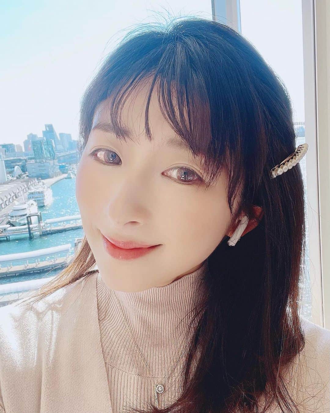 梶原ひろみのインスタグラム：「- ̗̀ 🎄 ᴍᴇʀʀʏ ᴄʜʀɪsᴛᴍᴀs 🎄 ̖́-  お久しぶりです！！ みなさま素敵なクリスマスを✨✨ 今日もお仕事がんばりました😌  髪の毛がボサボサなのは許してくださーい笑 （あとair podsついたままなのも笑）  #hurrypotter #christmas #japan」