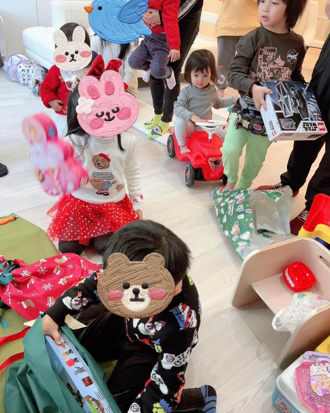 アレクサンダーのインスタグラム：「クリスマスパーティー🎄🎄🎄 みなさんにも メリークリスマス🎅🎁🎁🎁 いつもありがとうございます😊 子供達は最後までみんなちょー元気でした w  #クリスマスパーティー」