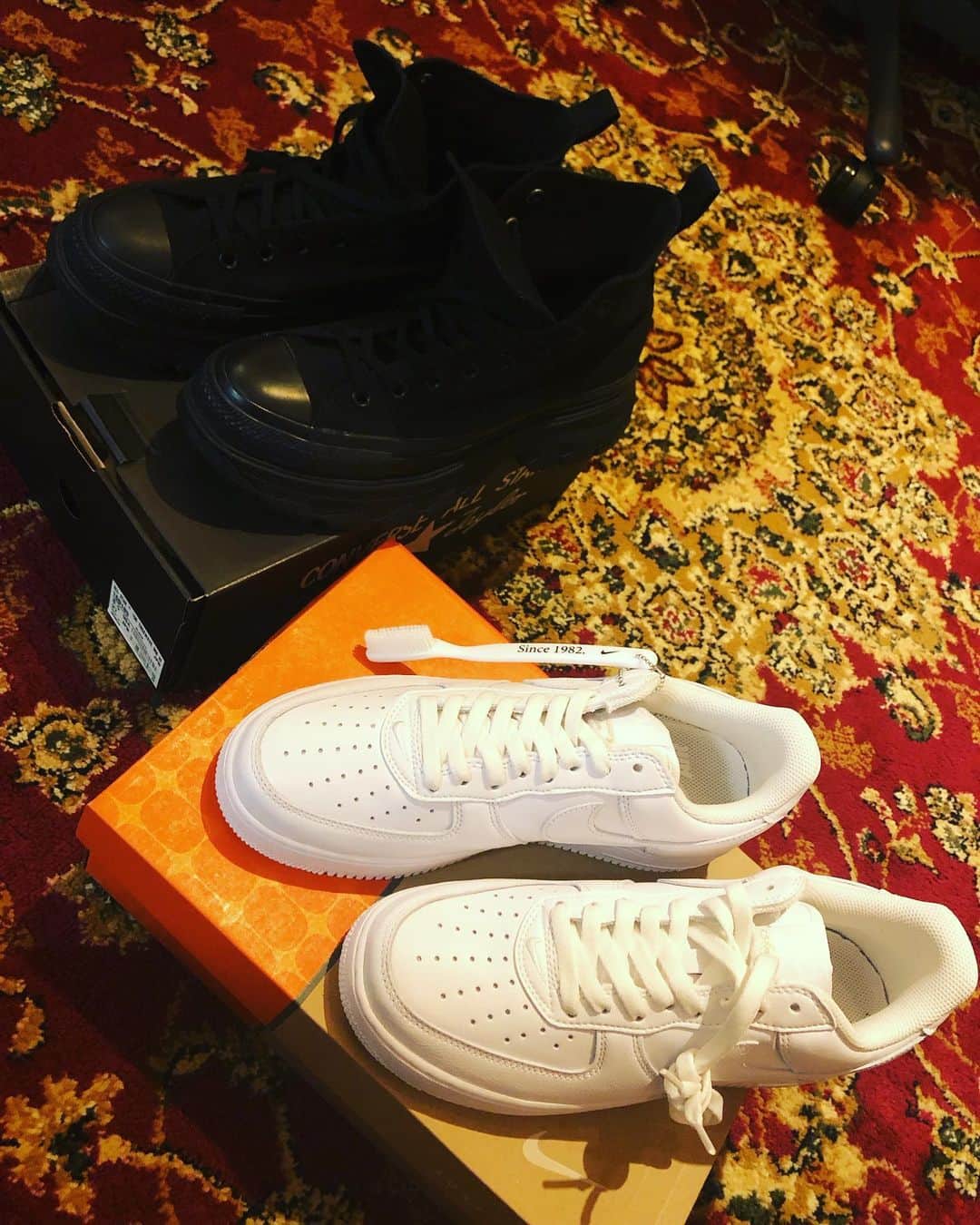 須賀勇介さんのインスタグラム写真 - (須賀勇介Instagram)「白のAF1と黒のconverse 入替の儀  #nike #converse #shoes   毎年言ってるけど、来年はsns頑張る。 自信ないけど。」12月24日 20時52分 - suga_yusuke