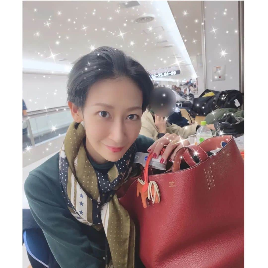 未涼亜希さんのインスタグラム写真 - (未涼亜希Instagram)「. 今からウィーンに帰ります✈️  以前よりも空港は人も多く、活気が戻ってました。  今日は何気にクリスマスカラー🎄✨  素敵なクリスマスイブ、そしてクリスマスをお過ごしください🧑‍🎄 ・ ・ ・ ↑yumiさんからのメッセージです。  #オーストリア #ウィーン #クリスマスイブ #クリスマス #帰国 #皆さま #素敵なクリスマスを #早く #Snowに #モフりたい #yumi #yumiwien #未涼亜希」12月24日 21時04分 - yumioffice