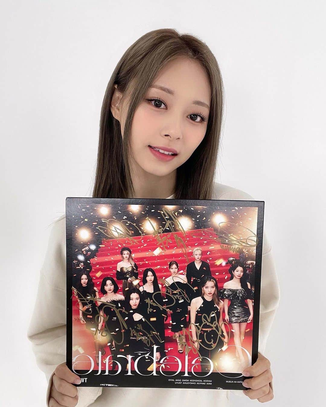 TWICE JAPANさんのインスタグラム写真 - (TWICE JAPANInstagram)「2022.12.28 TWICE JAPAN 4th ALBUM『Celebrate』数量限定生産アナログ盤　発売記念   TZUYU   https://twicejapan.com/news/detail/1110   #TWICE #Celebrate #VINYL #TZUYU #TWICE_JAPANDEBUT5thAnniversary」12月24日 21時00分 - jypetwice_japan