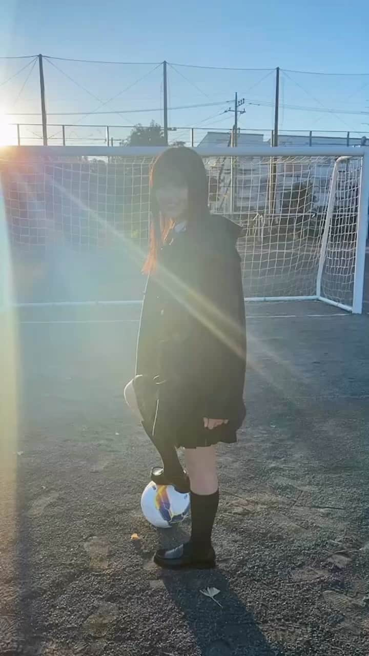 凛美のインスタグラム：「◡̈ ⁡ ⁡ ＼高校サッカー開幕カウントダウン／ ⁡ 12/28の開幕まで、あと4日！ ⁡ みなさんの今年のクリスマスイブ、クリスマスはどんな過ごし方ですか？ ⁡ 美味しいご飯を食べて、プレゼントをあげたりもらったりして、遊んで。でも勉強やお仕事、部活の練習など頑張る人もいて。 ⁡ ⁡ どんな時もこの大会にかけて頑張ってきた選手たちを、 この年末年始、一緒に応援しましょう📣  #第101回全国高校サッカー選手権大会#高校サッカー#応援マネージャー#NEXT100#凛美」