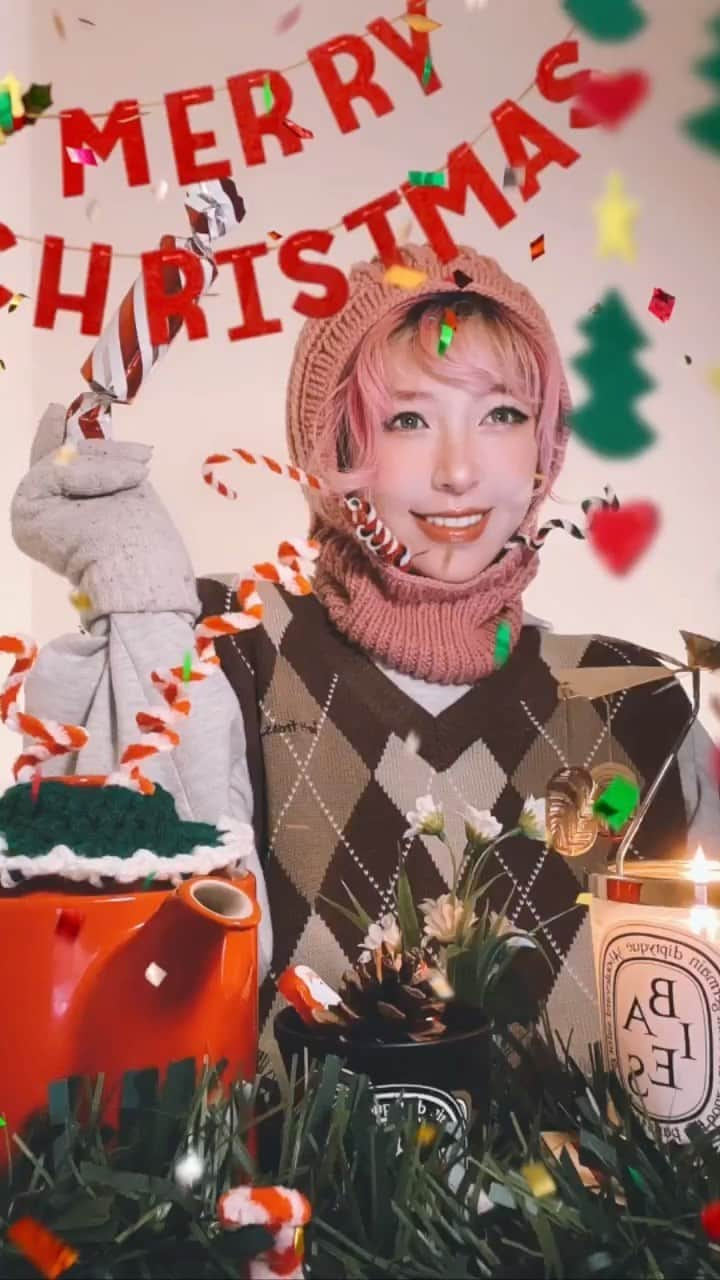 Eva Cheung☆のインスタグラム：「🎄Merry Christmas 🎄🎅🏻 🎉 • • • #christmaseve #christmasphotoshoot  #knit #balaclavaknitting #knitting #christmasdecor #christmasphotoshoot #christmasselfie #reel #instareels #christmasinspiration」