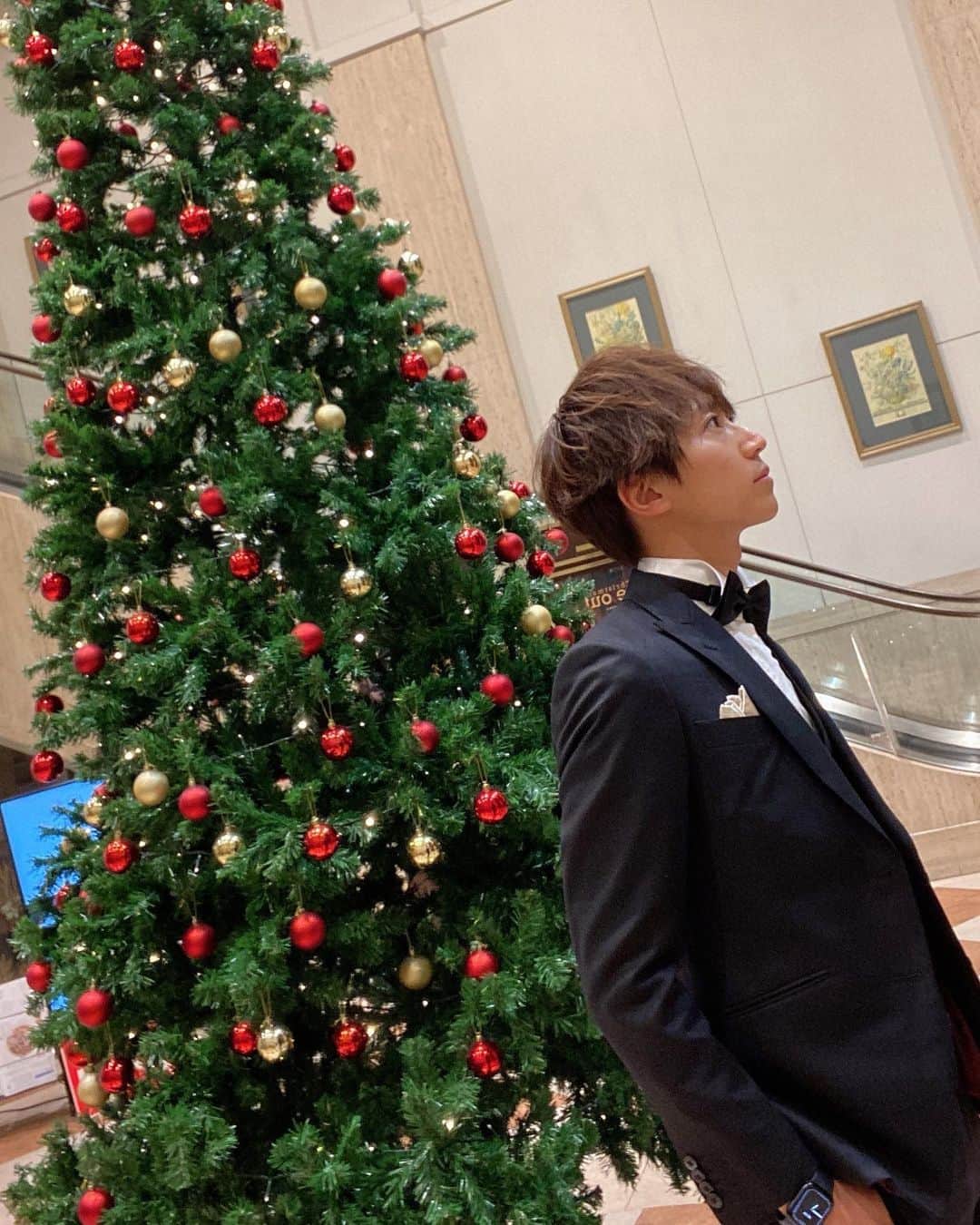 関義哉のインスタグラム：「#MerryChristmas なんと！明日 クリスマス当日 新曲「アガペの手紙」配信リリース開始です㊗️  クリスマスのギフトとしても 新曲を受け取ってもらえたら 嬉しいです！  #関義哉 #SingerSongGolfer #アガペの手紙 #Jesus #Christ #Agape #Love ・ 先日のイベントでの写真を #スーツ男子 #メンズスーツ #蝶ネクタイ  #弾き語り男子 #弾き語りさんと繋がりたい #クリスマスツリー」