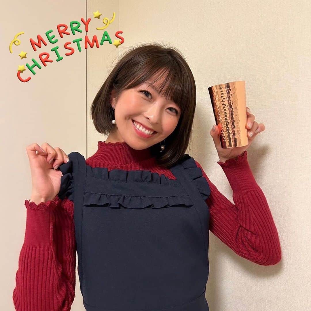 小尾渚沙のインスタグラム：「クリスマスイブいかがお過ごしですか？💕  結婚のお祝いで頂いたエプロンとビアグラスで、 ご機嫌な夜です🎅✨  皆様ステキなクリスマスをお過ごし下さい🎄❤️ . . #小尾ールタイム #ビール女子 #🍺  #merrychristmaseve #merrychristmas2022  #Xmas #MerryChristmas #エプロン #syukucocoro」