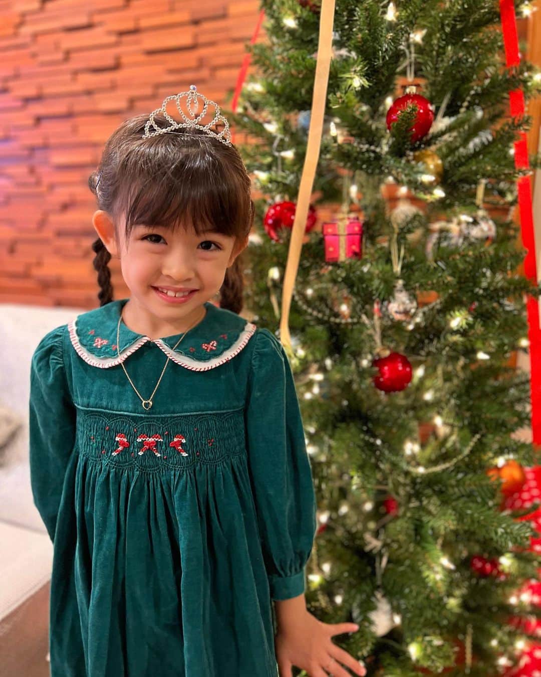 のインスタグラム：「Merry Chistmas Eve〜🎄⭐️  サンタさんが来てくれるか ワクワクなキッズ🙏  ハイテンションでクリスマスソングに合わせて踊っています⭐️  これからケーキを食べます🎄 早く寝なきゃ〜♥️  と思ったらお腹いっぱいで誰もケーキ食べず寝ました  素敵なクリスマスイヴをお過ごしください🫶」