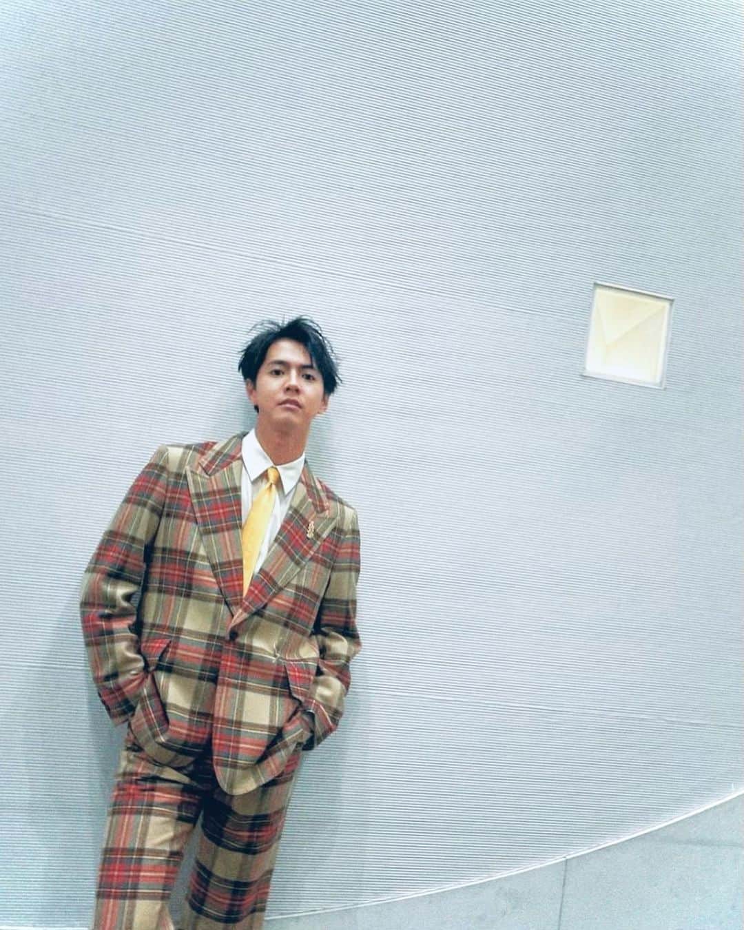 片寄涼太のインスタグラム：「Merry Christmas!!! 💛✨ 1人でも多くの方が 笑顔で過ごす夜となりますように…❄️🎶」