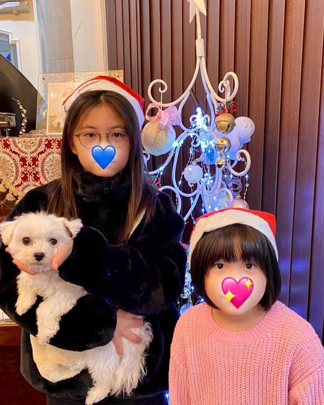 のインスタグラム：「2022.12.24 今年もあっという間にこの日がやって来ましたね。 愛娘たちもぐんぐん成長しています。今年もサンタさんに一生懸命手紙を書いておりましたが、おねぇちゃんのグッズと書きたかったのか、グッツになってるし😂 いつまでも曇りなき眼のまま成長して欲しいと思います。 本当に可愛い娘たちです。 #水元秀二郎#愛娘#２人のエルサ#クリスマス#bts#サンタクロース#手紙#プレゼント#夢は叶う」