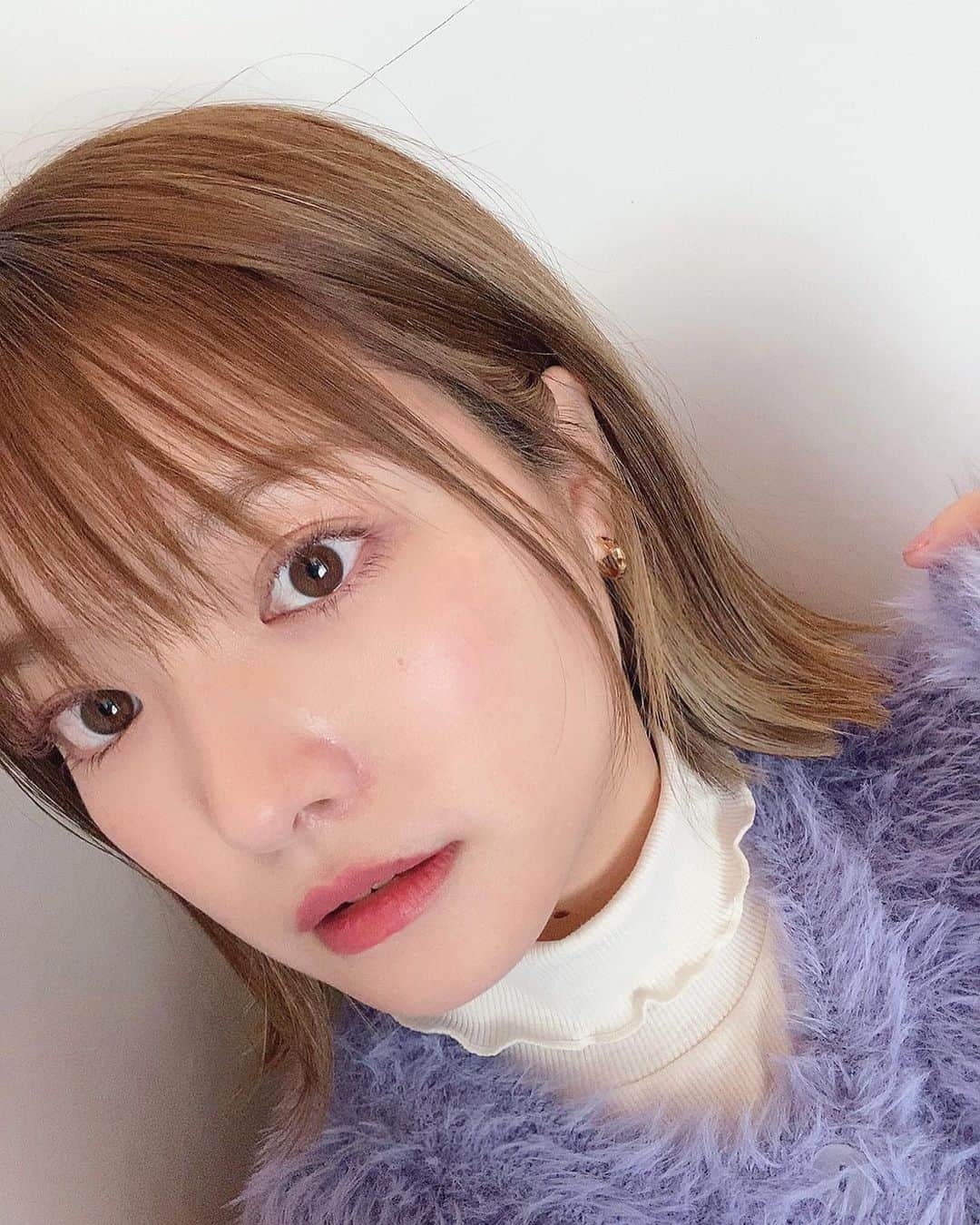 上田眞央のインスタグラム：「最近の美容事情💄 ヘアは @asanu_violet  インナー＋写真では分からないけど後ろも バレイヤージュしてもらってる🫶🏻 1ヶ月経っていい感じに抜けてます🔥 もうちょい攻めたいww  マツエクは @keeei_hui  今回はピンクとシアーブラウン半々？だったかな？ 新色ピンクが可愛くて...🥺 色味は @keeei_hui のインスタで✅ 私にはうまく撮れません😭   #hair  #balayage  #バレイヤージュ  #マツエク  #フラットラッシュ  #新色  #ピンク  #pink」