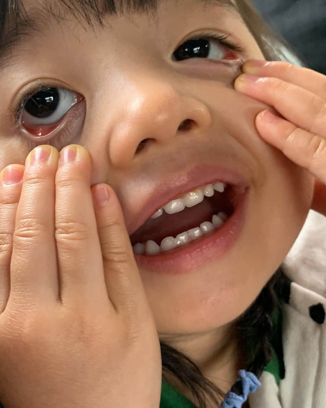 のインスタグラム：「2歳6〜7ヶ月くらいのイルマ🤪💕 あっかんべー👅をやりだしたり、本を読んでくれたり📙✨」