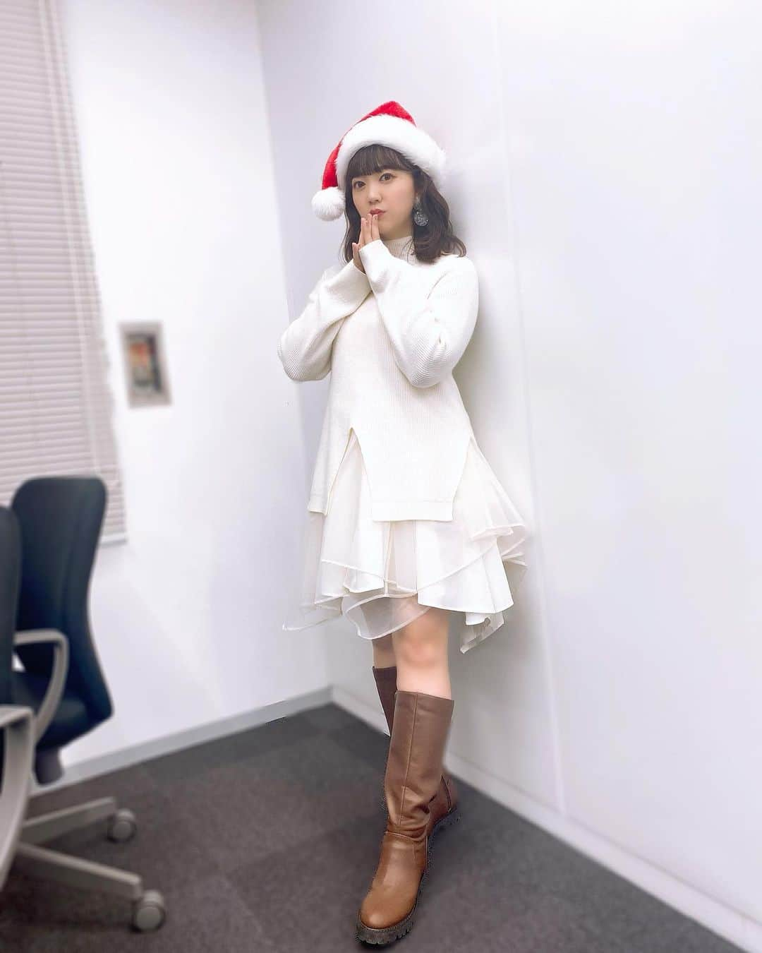 伊藤彩沙さんのインスタグラム写真 - (伊藤彩沙Instagram)「メリクリイブです🎄🎁 現場で良いお年をー！メリークリスマスー！って挨拶して別れるのハッピーだったなあ〜 今日は生配信納めでした✨✨ ひとりでおしゃべりも楽しいね〜🥳 写真集楽しみにしていてくださいねっ！ #今日のお洋服はスタイリストさんに用意してもらいました #テーマはクリスマスデート💗」12月24日 21時50分 - ayasacream