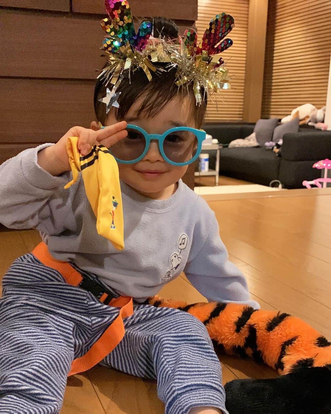 のインスタグラム：「2歳7〜8ヶ月くらいのイルマ🤡✨ ヘンテコな格好したり、初めてハサミ使ったり、顔が描けるようになったり💖 保育園で頑張って作った作品も👍🏻💕」