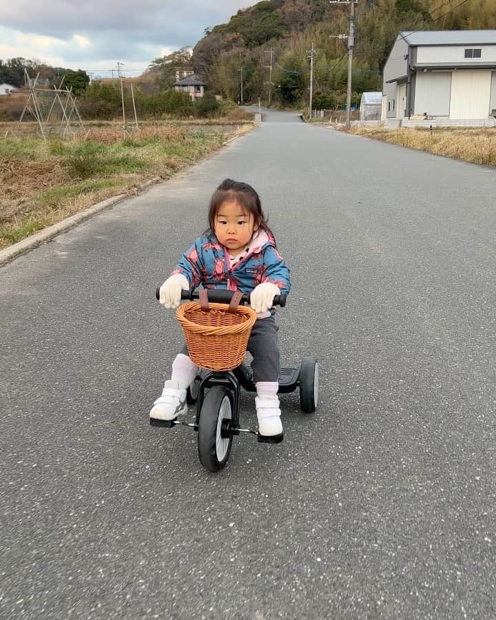 福田基広のインスタグラム：「テンちゃん、クリスマスイブに三輪車がこげるようになるの巻😭  三輪車がカラダに対して大きく、なかなかこげなかったけど突然今日こげるようになり、海に三輪車で来ました。もうパパ泣いちゃう  #テンちゃん日記 #歳聞かれて38歳か39歳かわかんなくなっちゃった」
