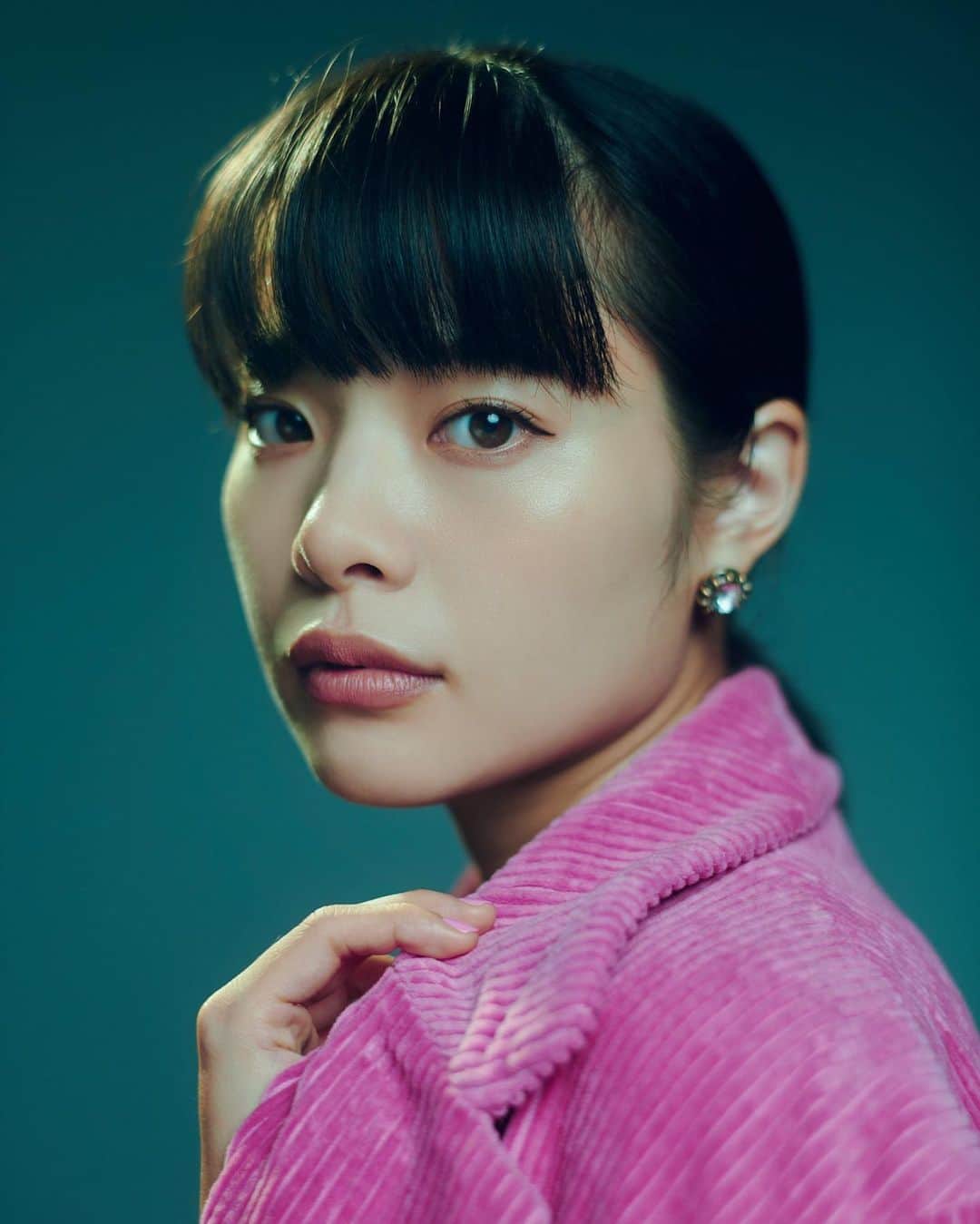 岸井ゆきののインスタグラム：「岩井秀人( @hibye.ware )プロデュース　#いきなり本読み　！ ３回目の今回もほんとうに楽しかったです！ 来てくれた方有難うございます！ 恥をかきに行くぜとおもいながらもやっぱり毎回緊張するんだけど、もー何を読むのか本当にしらないし打ち合わせもないし呼ばれたら出ていくだけだから緊張もあきらめました🥹 始まったらただただ楽しくなっちゃう企画。 今回読ませていただいたヨーロッパ企画の上田誠さんの『来てけつかるべき新世界』 素晴らしい戯曲でした😭たのしかった。。 また呼んでくださーい！  写真はTV.brosで撮影していただいたものです📚つめもピンク💅 そして💫NEW💫おしらせ １２／２８ 『ケイコ 目を澄ませて』 テアトル新宿　２１：００の回　 上映後に弟役の　@himimojo くんと舞台挨拶をします。 予定が合えばぜひ😊何度でも観ていただきたい作品です。 二人だからのんびり〜なトークになりそう☺️ 予告無しの回なので気をつけていらしてくださいね。 今夜テアトル新宿ではケイコだけでなく、三宅唱監督の過去作（THE COCKPIT・Playback・きみの鳥はうたえる）がオールナイト上映していますよ メリークリスマス！ こんなにさむい夜も、どんな気持ちのときでも、映画館は受け入れてくれます。GOGO!!」