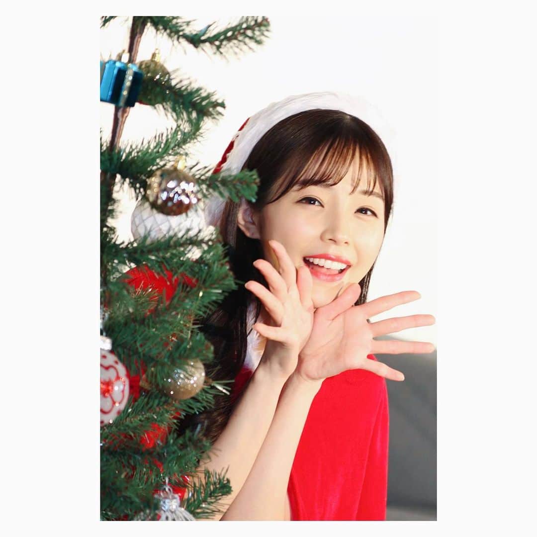 川村那月さんのインスタグラム写真 - (川村那月Instagram)「Merry Christmas🎄❤️  いつも頑張っている皆さんに素敵なプレゼントが届きますように…🎁❄️  ヒョッコリ那月サンタでした🎅  #MerryChristmas #感謝 #皆さんに愛を」12月24日 22時01分 - kawamura_natsuki317
