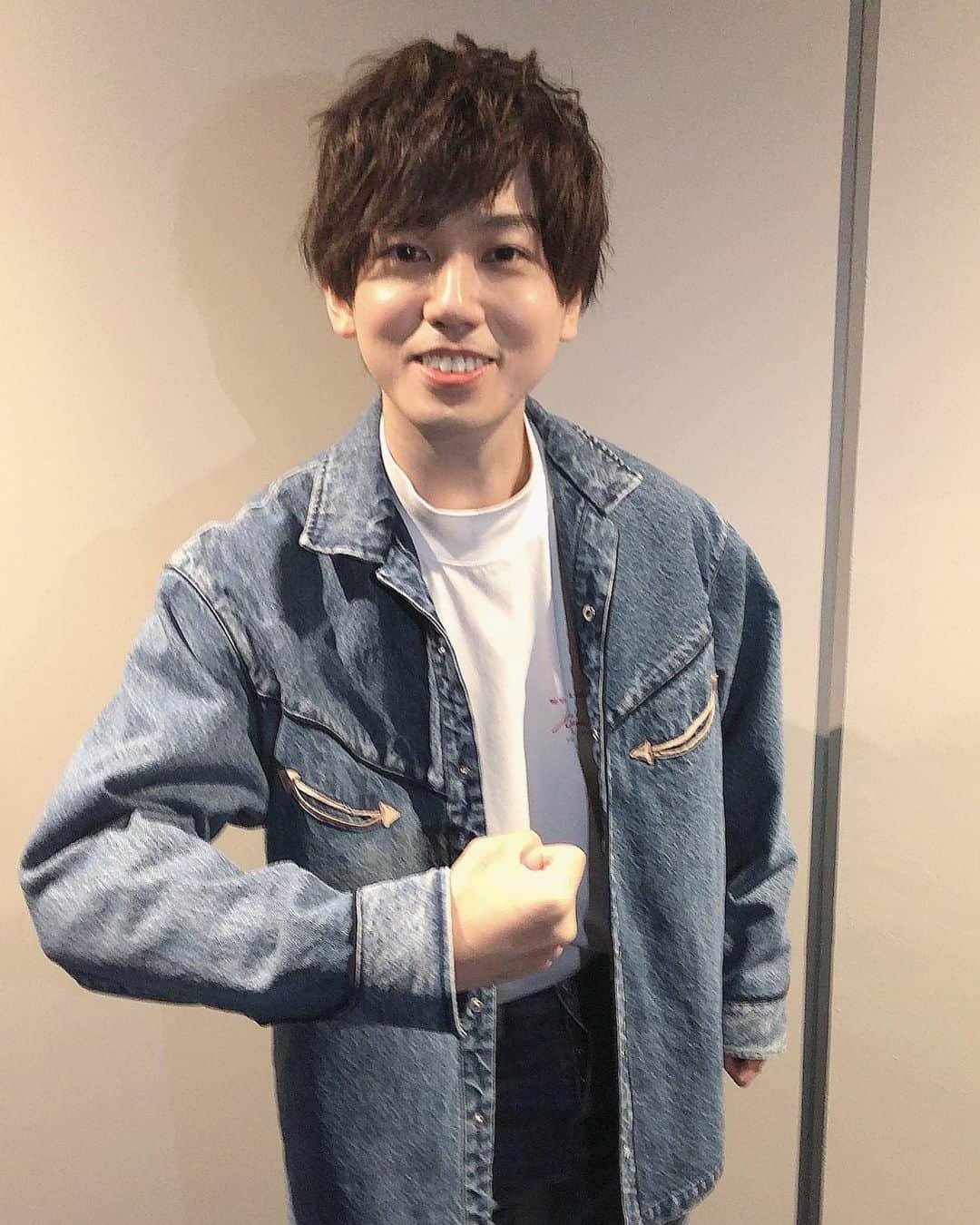梶原岳人のインスタグラム：「🎄#アニメJAM 2022🎄 LIVE直前の #梶原岳人 オフショットをお届け📷 なにやらムキっとしたかったようです。  イベントでは、 『ブラッククローバー 魔法帝の剣』 『古見さんは、コミュ症です。』でトーク出演✨  アーティストLIVEでは、 『色違いの糸束』と『A Walk』を歌唱🎙  ご来場いただいた皆さん、ありがとうございました‼︎ 感想もお待ちしています✨」