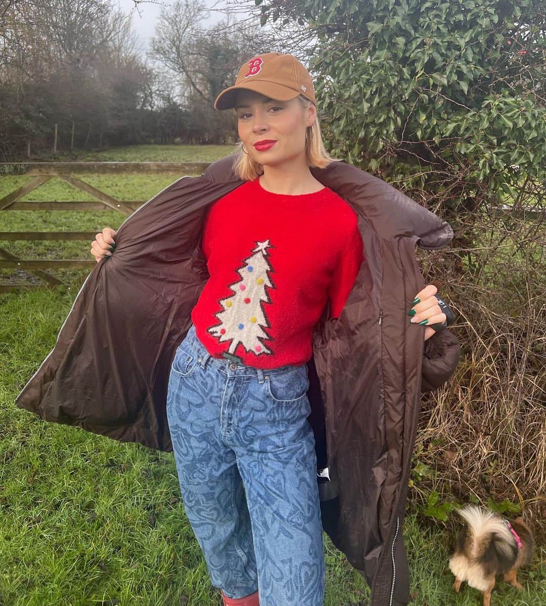 ニーナ・ネスビットのインスタグラム：「god jul ❤️🎅🌲⛸️ merry christmas eve 🛷❄️✨」