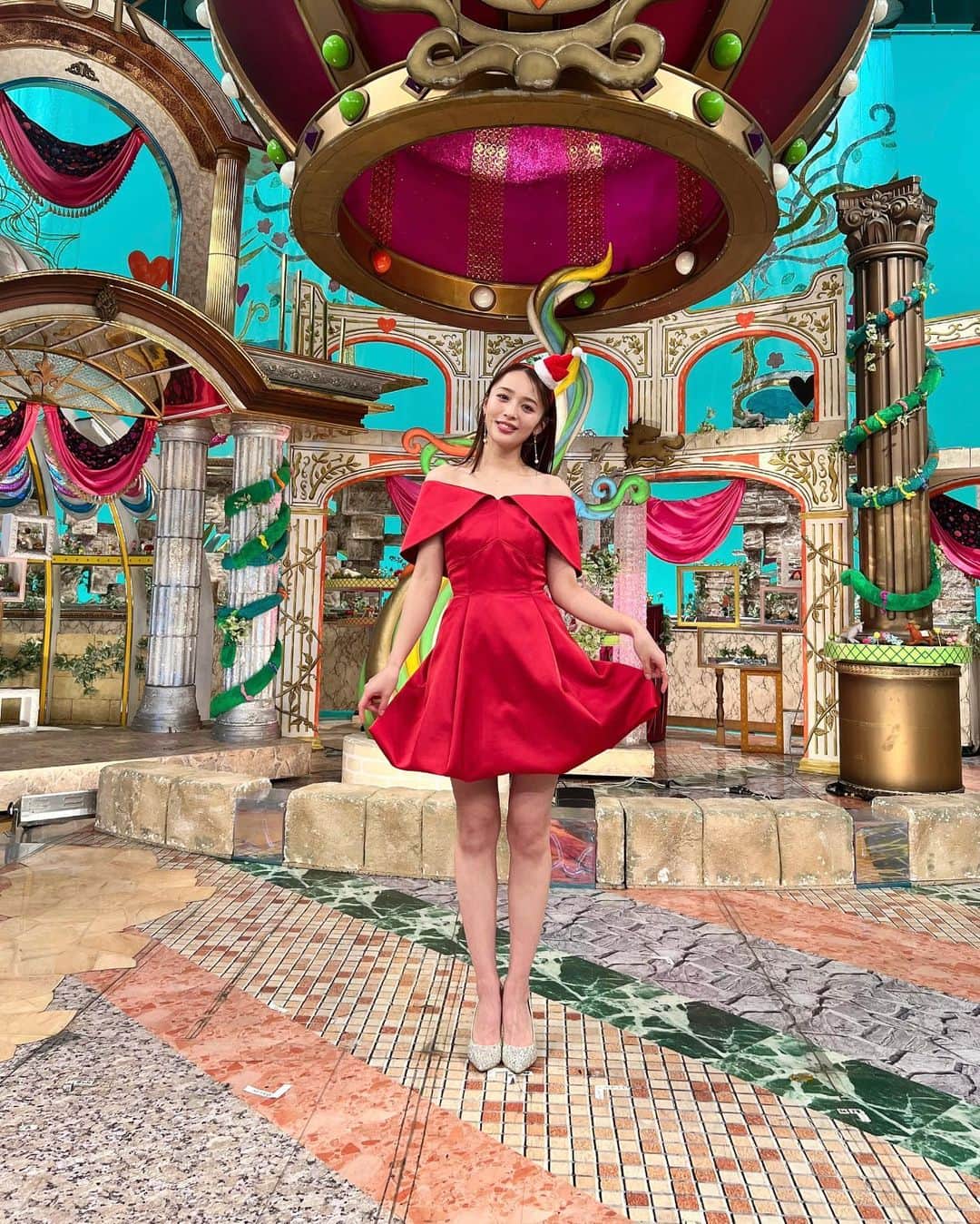 神部美咲のインスタグラム：「いよいよ、年内ラストの馬好王国です🐴✨  今年は、たくさんの名馬に会わせて頂いたり、 騎手のみなさんにご協力頂きインタビューをさせて頂いたり、 競馬場にもたくさんお邪魔させて頂きました💓  競馬の魅力をより知ることが出来たし 本当にあっという間の一年でした！！  ただ！！！！ 秋G1、10連敗中！！  このまま年は越せません！！  いろんな秘策、用意してます😤  年内ラストの馬好王国🐴 ぜひ見届けてください🙇‍♀️🙇‍♀️  #馬好王国 #有馬記念 #10連敗中 #クリスマス   #がんばれ神部」