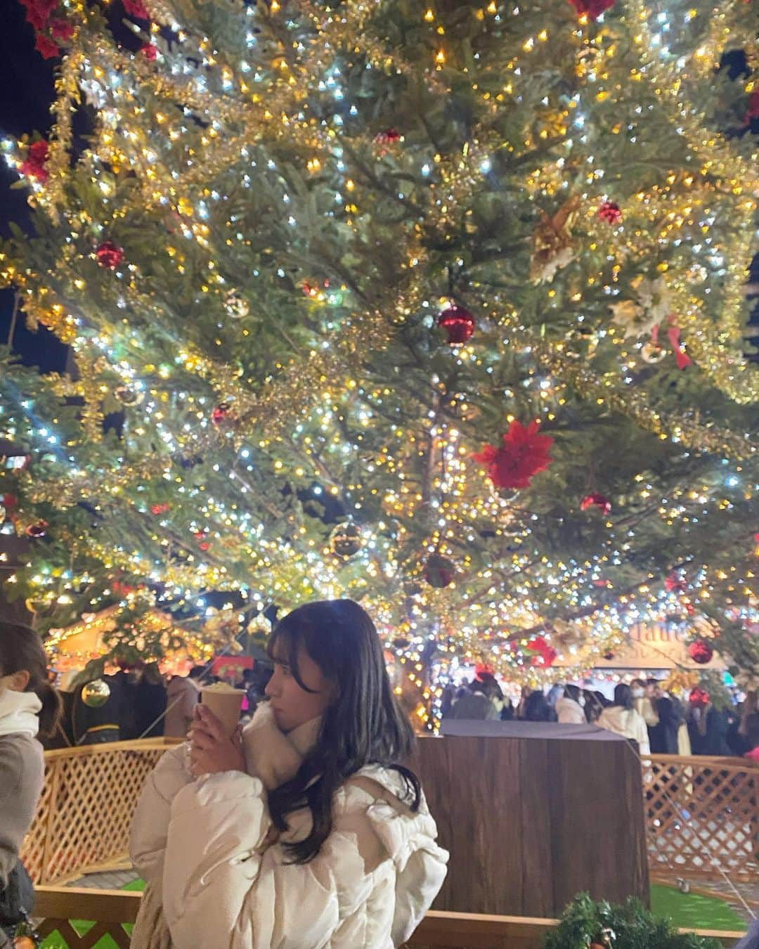 中野愛理のインスタグラム：「𝑀𝑒𝑟𝑟𝑦 𝐶ℎ𝑟𝑖𝑠𝑡𝑚𝑎𝑠 .. 🎅🏻🎄 　　　　　 　　　　 #メリークリスマス #merrychristmas #クリスマス #xmas #christmas #christmastree #イルミネーション #イルミネーション2022 #クリスマスマーケット #クリスマスマーケット名古屋」