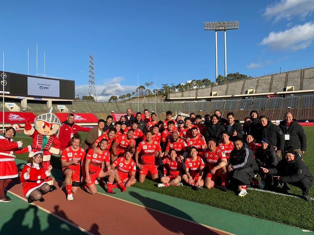 中嶋大希のインスタグラム：「2022仕事納め。 山中さん100capsおめでとうございます👏 ホームゲーム沢山の応援ありがとうございました！ #kobelcokobesteelers」